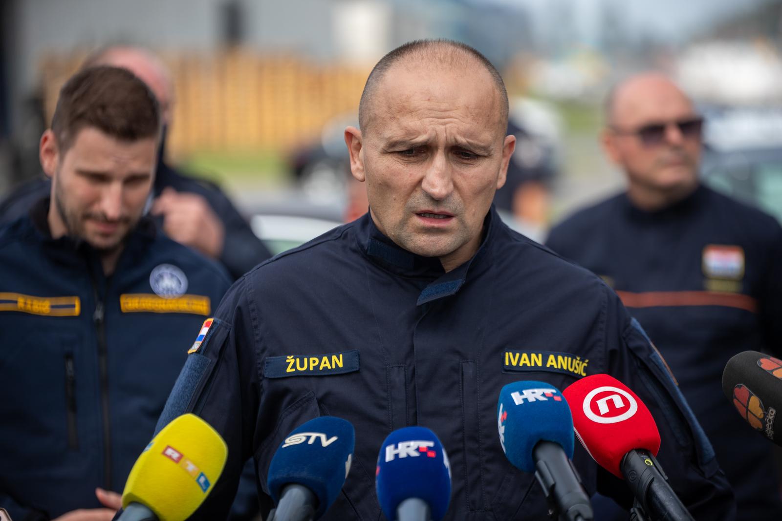 05.10.2022., Osijek - Potpredsjednik Vlade Tomislav Medved dosao je u 13.30h na pozariste u Osijek. Zajedno sa zupanom Anusicem, gradonacelnikom Radicem, Stozerom, vatrogascima te se obratio medijima
 Photo: Borna jaksic/PIXSELL