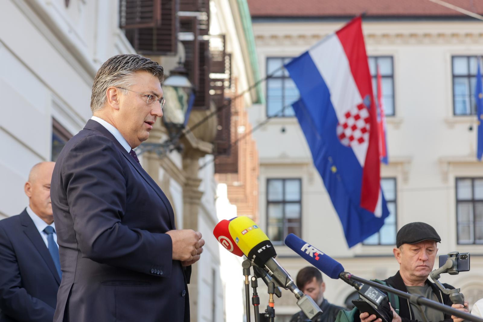 05.10.2023., Zagreb - Predsjednik Vlade Andrej Plenkovic polozio je lovorov vijenac na spomen-plocu na zgradi Vlade Republike Hrvatske u povodu 32. obljetnice raketiranja Banskih dvora.  Uz predsjednika Vlade bio je potpredsjednik Vlade i ministar hrvatskih branitelja Tomo Medved, ministar pravosudja i uprave Ivan Malenica, ministrica kulture i medija Nina Obuljen Korzinek, zastupnica u Hrvatskom saboru Zdravka Busic, drzavni tajnik u Ministarstvu obrane Branko Hrg i posebni savjetnik predsjednika Vlade Zvonko Kusic. Photo: Luka Stanzl/PIXSELL