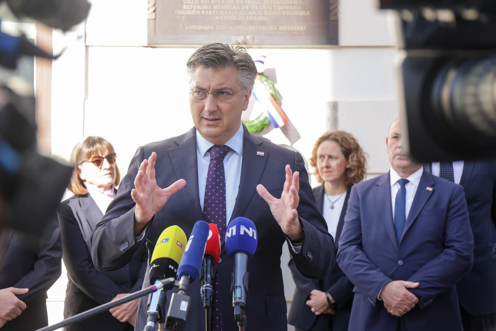 05.10.2023., Zagreb - Predsjednik Vlade Andrej Plenkovic polozio je lovorov vijenac na spomen-plocu na zgradi Vlade Republike Hrvatske u povodu 32. obljetnice raketiranja Banskih dvora.  Uz predsjednika Vlade bio je potpredsjednik Vlade i ministar hrvatskih branitelja Tomo Medved, ministar pravosudja i uprave Ivan Malenica, ministrica kulture i medija Nina Obuljen Korzinek, zastupnica u Hrvatskom saboru Zdravka Busic, drzavni tajnik u Ministarstvu obrane Branko Hrg i posebni savjetnik predsjednika Vlade Zvonko Kusic. Photo: Luka Stanzl/PIXSELL