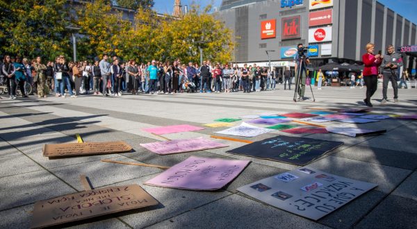 07.10.2022., Osijek - Odrzano mirno okupljanje pod nazivom "Sigurnost i povjerenje" na koje su pozvane sve gradjanke i gradjani Osijeka, kao i citave Osjecko-baranjske te okolnih zupanija. Ovaj skup je reakcija na ubojstvo studentice Mihaele Berak (21) koju je u Osijeku 20. rujna ubio policajac Marko Smazil (28). Photo: Borna Jaksic/PIXSELL