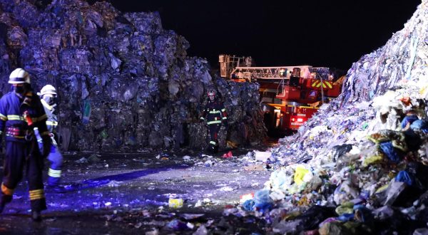 06.10.2023., Oroslavje, Veliki pozar izbio je u tvrtki Eko Flor u Mokricama koja se bavi zbrinjavanjem otpada u ponedjeljak navecer. Dojavu o pozaru Zagorska javna vatrogasna postrojba dobila je u 23.26 sati. Od Zagorske javne vatrogasne postrojbe doznajemo kako gori plastika. Na terenu su vatrogasci i policija. Nakon sat vremena 40 vatrogasaca sa 8 vozila pozar su uspjeli ugasiti. Na terenu ostaju vatrogasci dezurati kako se pozar opet ne bi zapali. Photo: Emica Elvedji/PIXSELL