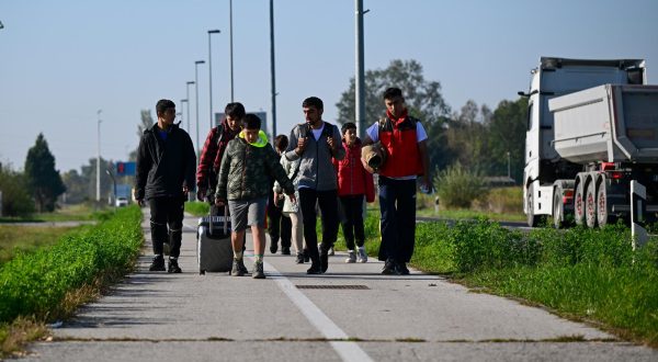 11.10 . 2023.,  Kutina - Migranti iz Afganistana hodaju iz smjera autoputa A3 prema Kutini. Photo: Igor Soban/PIXSELL