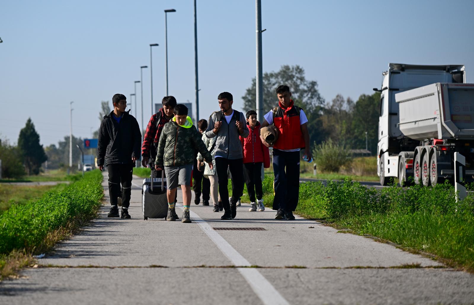 11.10 . 2023.,  Kutina - Migranti iz Afganistana hodaju iz smjera autoputa A3 prema Kutini. Photo: Igor Soban/PIXSELL