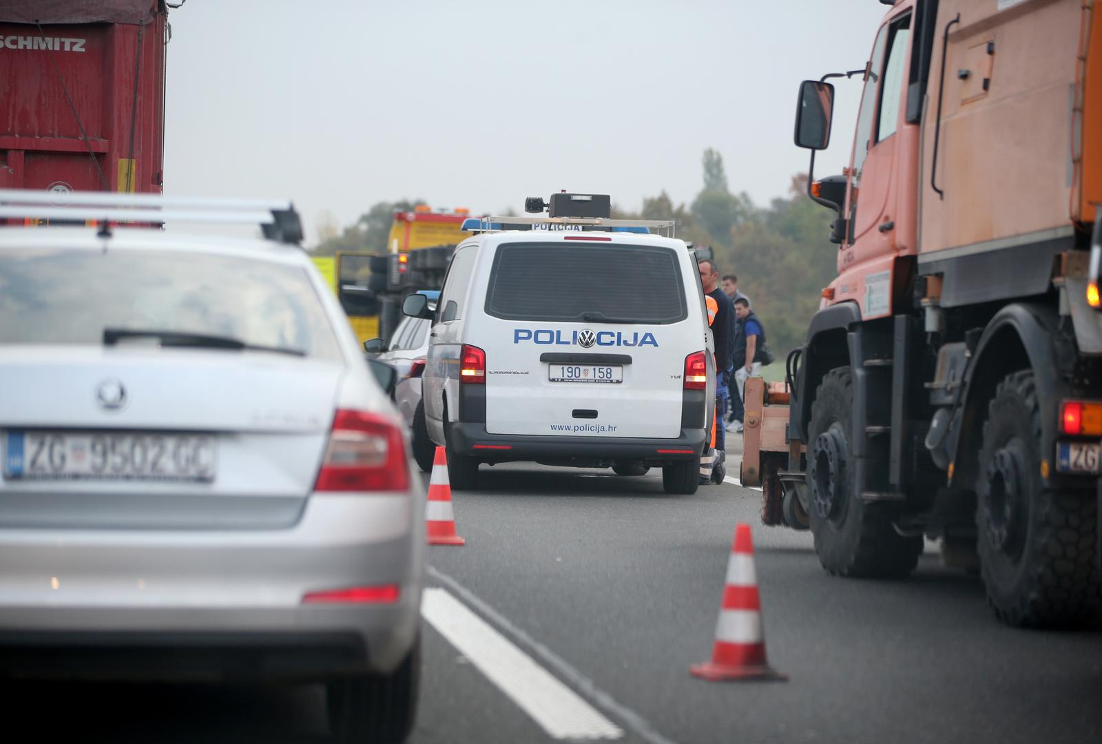 12.10.2022., Sveta Helena - Kamion s prikolicom prevrnuo se na autocesti A4 kod izlaza Sveta Helena. Promet se odvija jednim trakom te je nastala velika guzva. Photo: Matija Habljak/PIXSELL