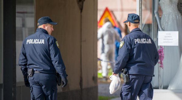 17.10.2023., Osijek - Policijski ocevid u Zupanijskoj ulici u sredistu grada gdje je pronadjeno tijelo muske osobe. Photo: Borna jaksic/PIXSELL