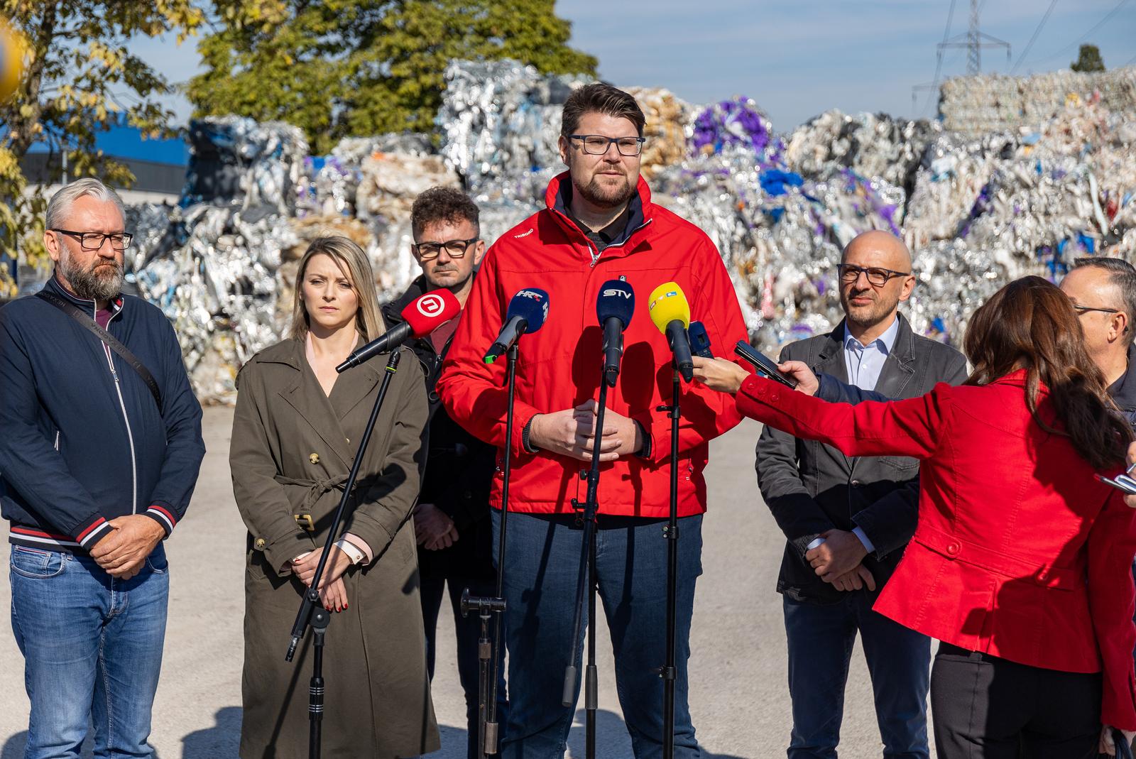 18.10.2023., Osijek - Konferencija za medije o ekoloskoj katastrofi ispred tvrtke Drava International odrzao predsjednik SDP-a Pedja Grbin i predsjednica SDP-a Osjecko-baranjske zupanije Sanja Bjezancevic. Photo: Davor Javorovic/PIXSELL