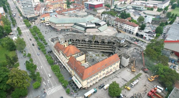 20.05.2023., Banja Luka, Bosna i Hercegovina - Fotografija iz zraka rusenja hotela Palas na Trgu Krajine. Na mjestu starog hotela graditi ce se novi hotel Palas vrijedan 150 milijuna maraka (oko 75 milijuna EUR). Hotel ce biti visok preko 100 metara, sa spa centrom, restoranima, vidikovcem, podzemnom garazom i poslovnim objektima. Photo: Dejan Rakita/PIXSELL