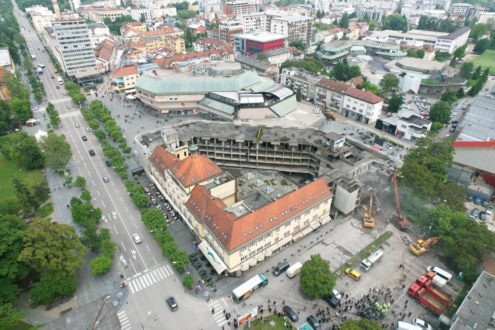 20.05.2023., Banja Luka, Bosna i Hercegovina - Fotografija iz zraka rusenja hotela Palas na Trgu Krajine. Na mjestu starog hotela graditi ce se novi hotel Palas vrijedan 150 milijuna maraka (oko 75 milijuna EUR). Hotel ce biti visok preko 100 metara, sa spa centrom, restoranima, vidikovcem, podzemnom garazom i poslovnim objektima. Photo: Dejan Rakita/PIXSELL