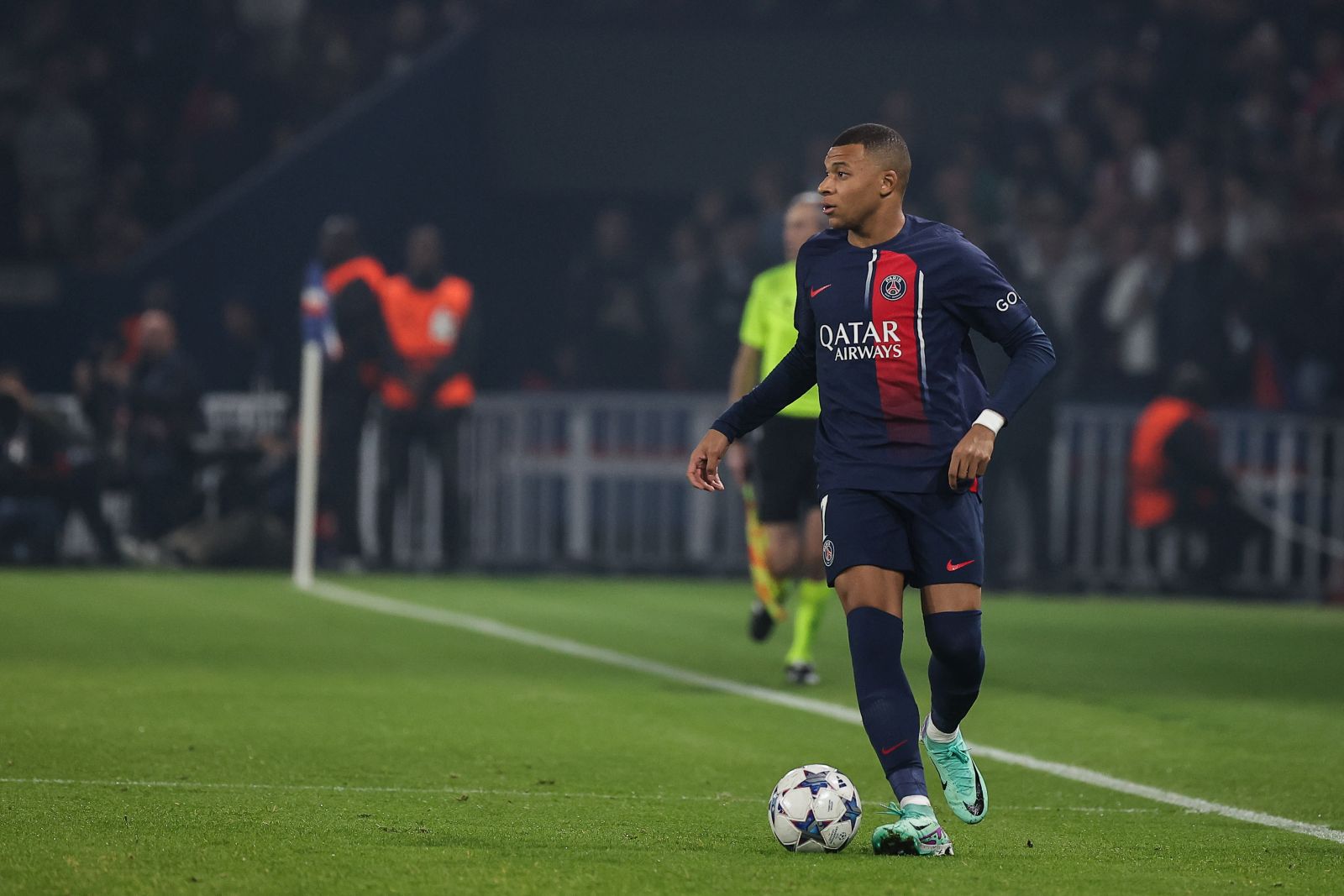 epa10939056 Paris Saint Germain's Kylian Mbappe during the UEFA Champions League Group F match between Paris Saint-Germain and AC Milan in Paris, France 25 October 2023.  EPA/CHRISTOPHE PETIT TESSON