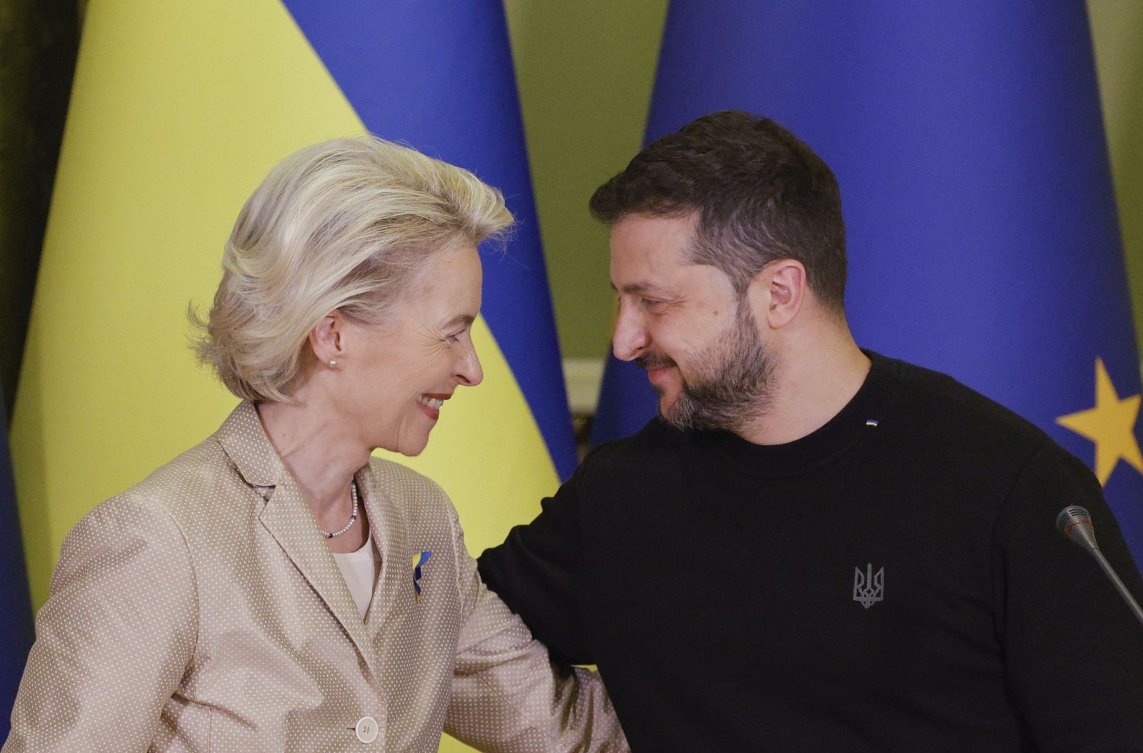 epa10957222 Ukraine's President Volodymyr Zelensky (R) and President of the European Commission Ursula von der Leyen (L) react as they address a joint press conference following their meeting in Kyiv, Ukraine, 04 November 2023. Von der Leyen arrived in Kyiv to meet with top Ukrainian officials amid the Russian invasion.  EPA/SERGEY DOLZHENKO 33483