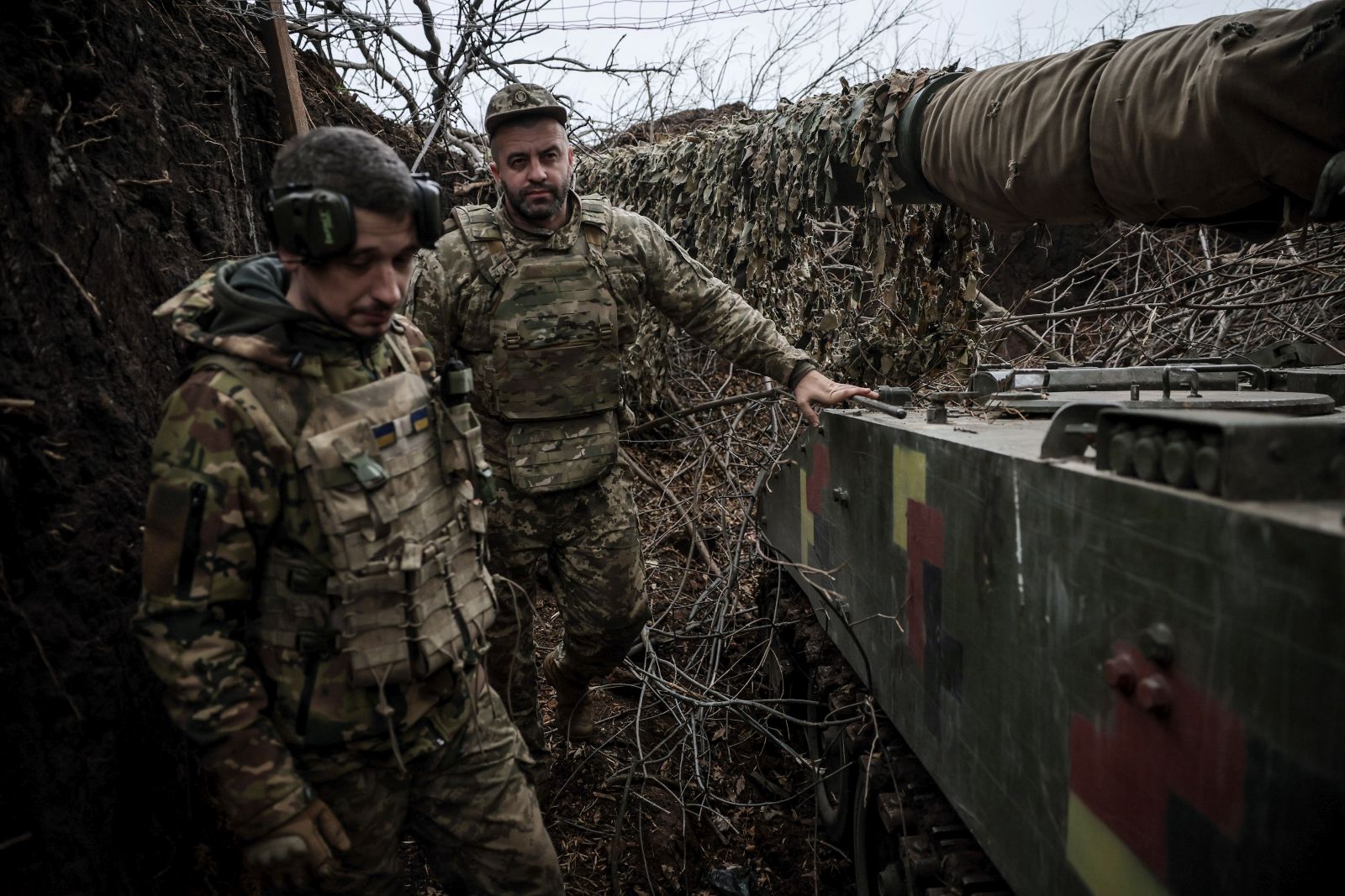 epa10958133 Ukrainian servicemen prepare to fire M109 howitzer of artillery of 24-th mechanized brigade, named after King Danylo, in Donetsk region, Ukraine, 04 November 2023. Russian troops entered Ukrainian territory in February 2022, starting a conflict that has provoked destruction and a humanitarian crisis.  EPA/Oleg Petrasyuk