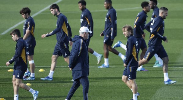 epa10968188 Real Madrid's head coach Carlo Ancelotti (C) and player Luka Modric participates in a training session of the team in Madrid, Spain, 10 November 2023.  EPA/Mariscal