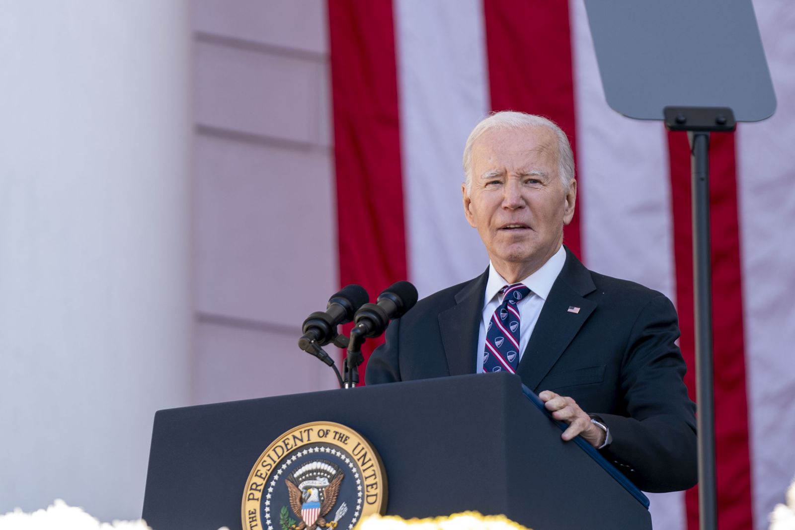 epa10970684 US President Joe Biden delivers remarks at the Memorial Amphitheater as part of a National Veterans Day Observance at the Arlington National Cemetery in Arlington, Virginia, USA, 11 November 2023. The Veterans Day National Ceremony is held annually on 11 November at Arlington National Cemetery.  EPA/BONNIE CASH / POOL