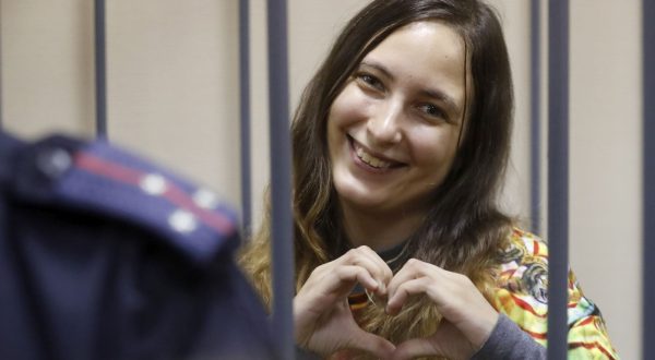 epa10974601 Russian artist and musician Sasha Skochilenko, 33, reacts during a hearing in the Vasileostrovsky district court in St. Petersburg, Russia, 14 November 2023. Skochilenko was arrested in April 2022 and faces charges of spreading false information about the army after replacing supermarket price tags with slogans protesting against Russia's military operation in Ukraine.  EPA/ANATOLY MALTSEV