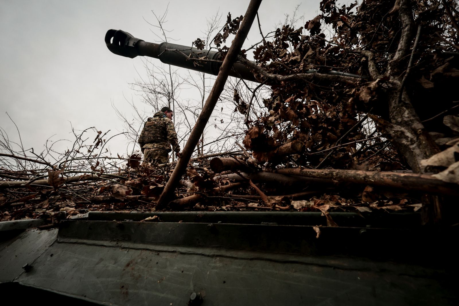 epa10978491 Ukrainian servicemen of the 65th mechanized brigade prepare to fire Soviet-made 2s1 Gvozdyka 120mm howitzers in the Zaporizhia region, Ukraine, 15 November 2023, amid the Russian invasion. Russian troops entered Ukrainian territory in February 2022, starting a conflict that has provoked destruction and a humanitarian crisis.  EPA/Kateryna Klochko