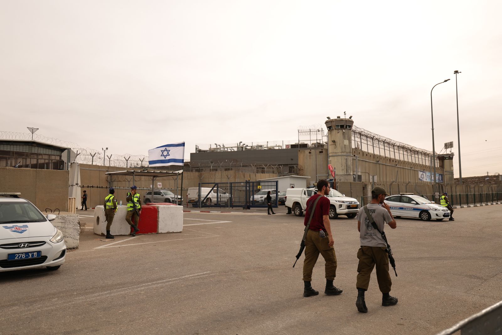 epa10993950 Israeli security guards the military prison of Ofer near Jerusalem, Israel, 25 November 2023, ahead of an expected release of Palestinian prisoners. Israel and Hamas agreed to a four-day ceasefire, with 50 Israeli hostages, women and children, to be released by Hamas. 150 Palestinian women and children detained in Israeli prisons are to be released in exchange. More than 14,000 Palestinians and at least 1,200 Israelis have been killed, according to the Gaza Government media office and the Israel Defense Forces (IDF), since Hamas militants launched an attack against Israel from the Gaza Strip on 07 October, and the Israeli operations in Gaza and the West Bank which followed it.  EPA/ATEF SAFADI