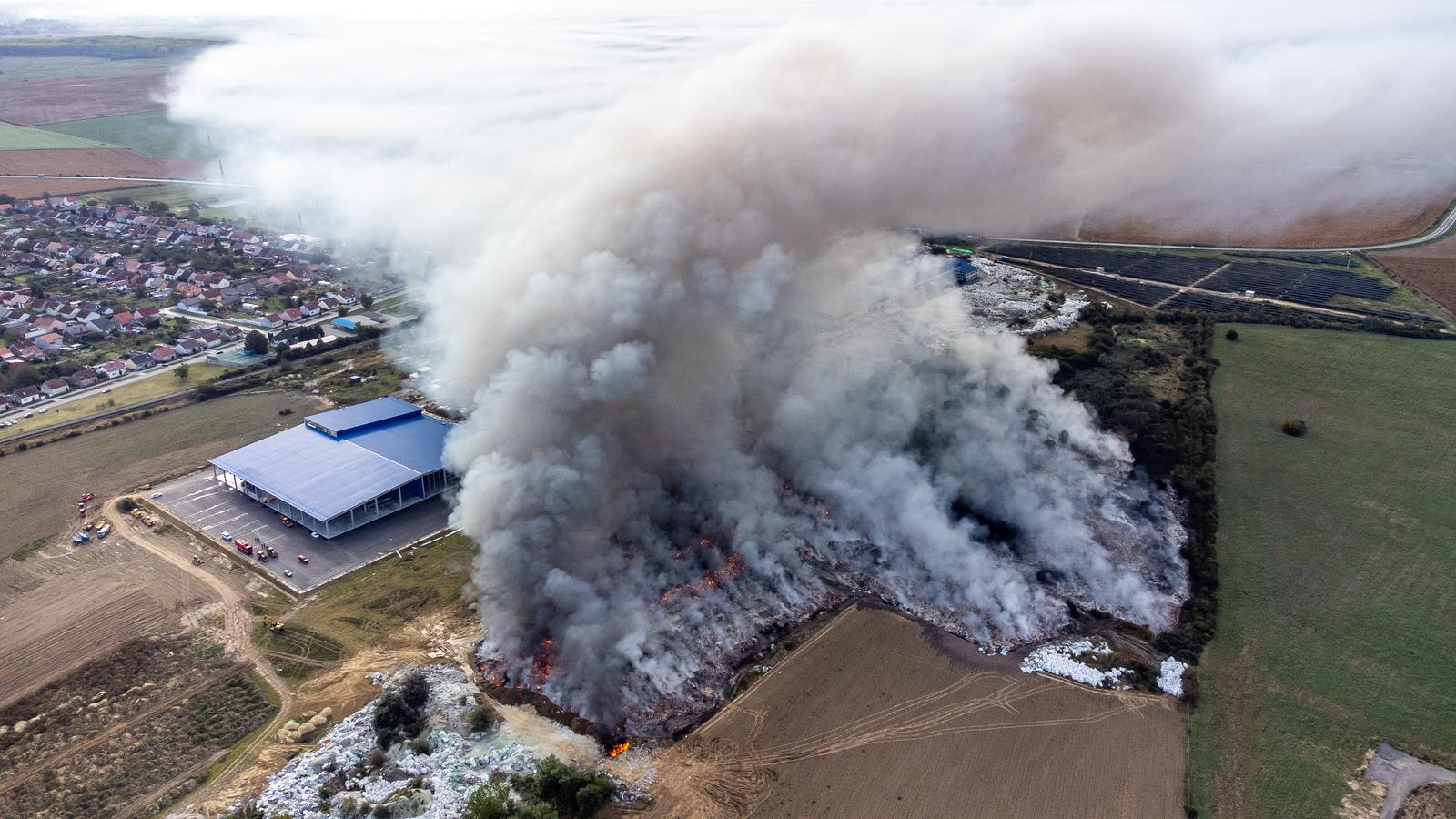 05.10.2023., Osijek - Fotografija iz zraka pozara uskladistene plastike na otvorenom prostoru u pogonu osjecke tvrtke "Drava international" kod prigradskog naselja Brijest. Photo: Davor Javorovic/PIXSELL