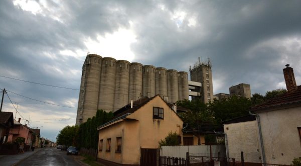 08.07.2015., Bjelovar, Gradske ulice - Najavjena promjena vremena nakon vrucina sa naoblakom i ljetnim pljuskom u vecernjim je satima zahvatila i Bjelovar. Ljetna kisa iznenadila je i zatekla neke gradjane, dok su neki sa sobom ponijeli kisobrane. rPhoto: Damir Spehar/PIXSELL