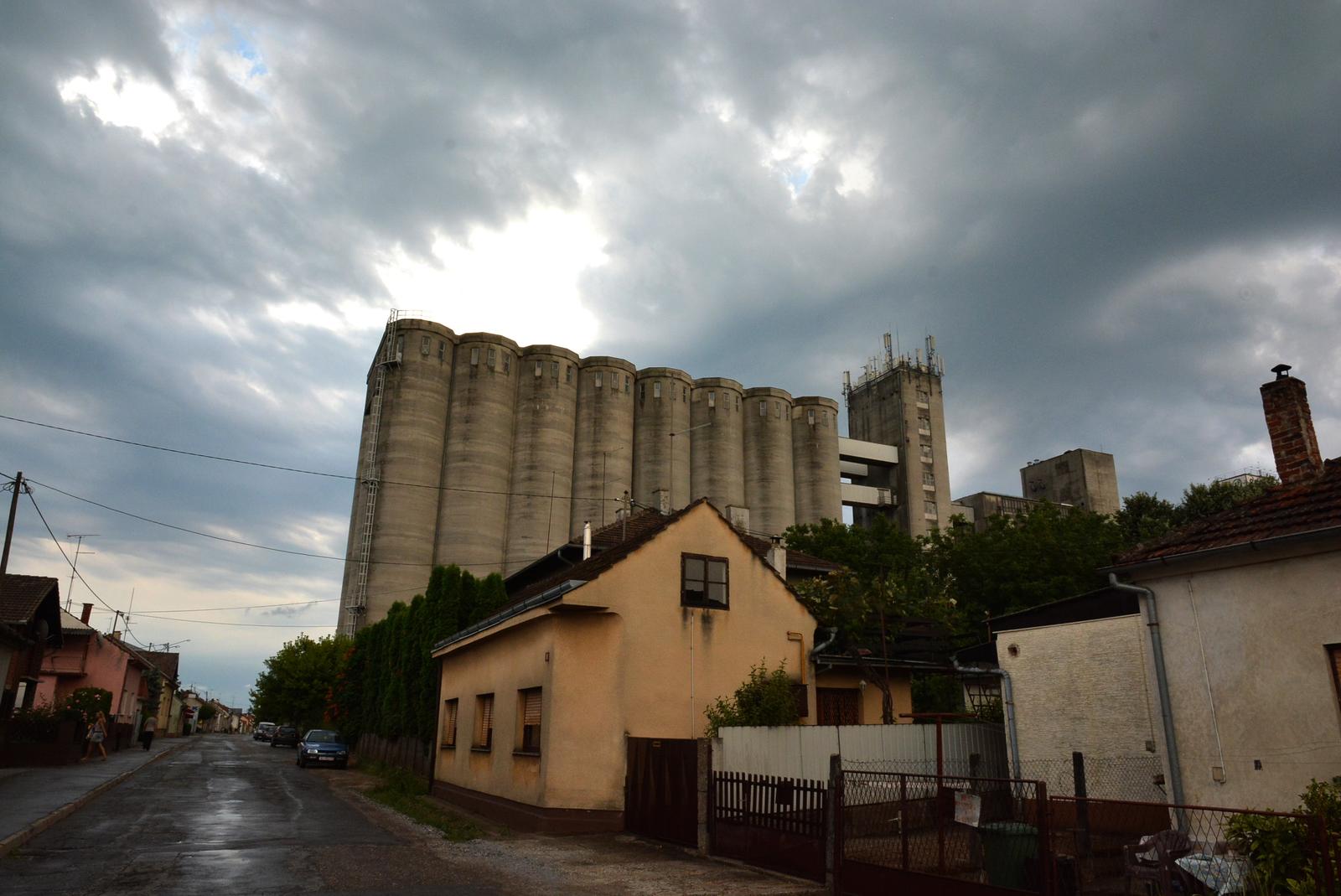 08.07.2015., Bjelovar, Gradske ulice - Najavjena promjena vremena nakon vrucina sa naoblakom i ljetnim pljuskom u vecernjim je satima zahvatila i Bjelovar. Ljetna kisa iznenadila je i zatekla neke gradjane, dok su neki sa sobom ponijeli kisobrane. rPhoto: Damir Spehar/PIXSELL