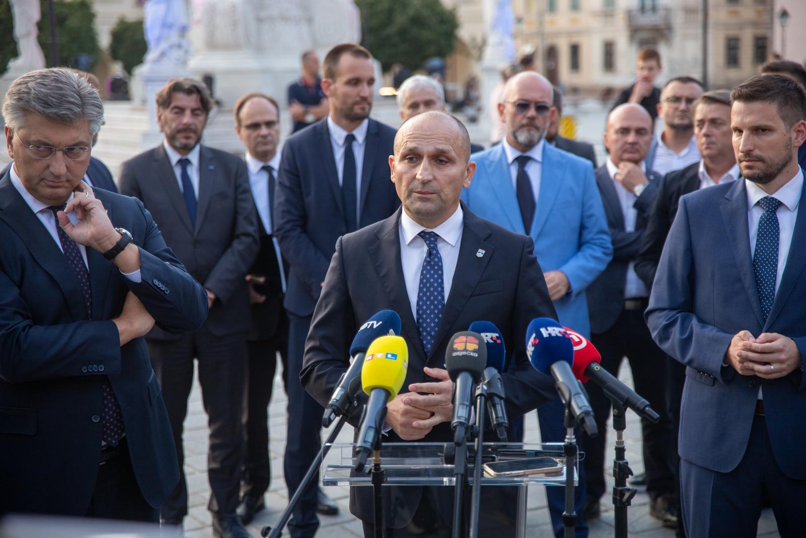 15.09.2022., Osijek- Predsjednik Vlade Andrej Plenković sastao se s osjeckim gradonacelnikom Ivanom Radicem i zupanom Osjecko-baranjske zupanije Ivanom Anusicem te su obisli obnovljenu Tvrdu. Photo: Borna Jaksic/PIXSELL