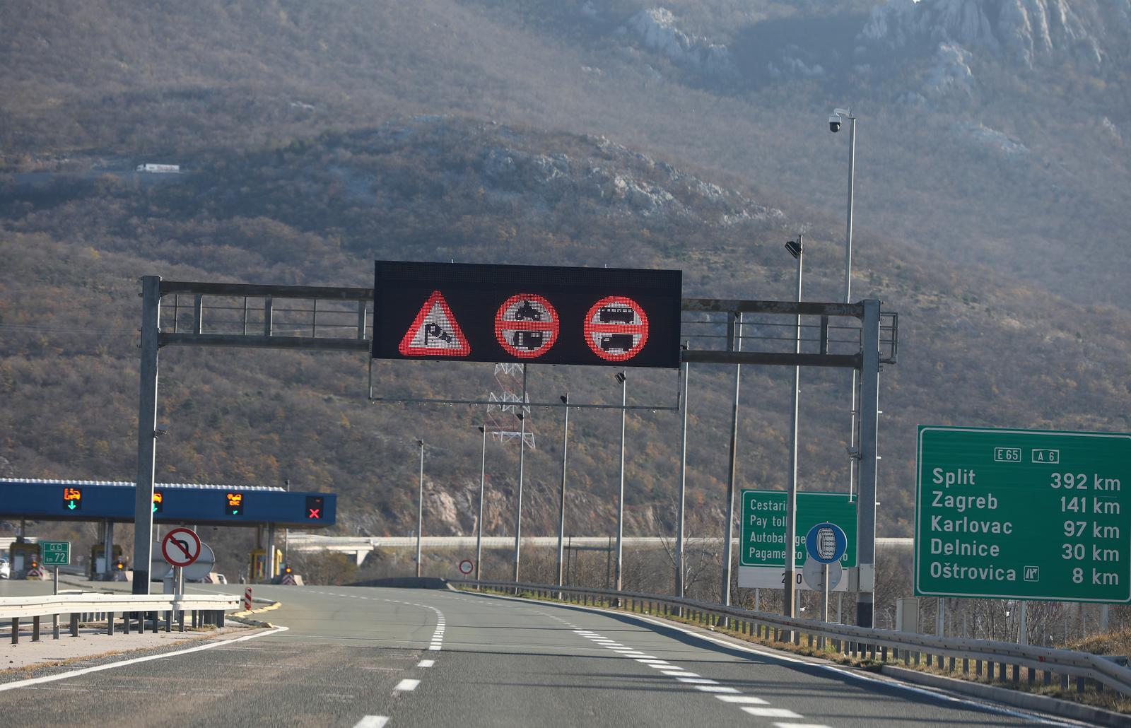 23.11.2021., Rijeka  - Olujni vjetar na autocesti A6 Rijeka-Zagreb na dionici Ostrovica-Kikovica usporava promet.  
  Photo: Goran Kovacic/PIXSELL