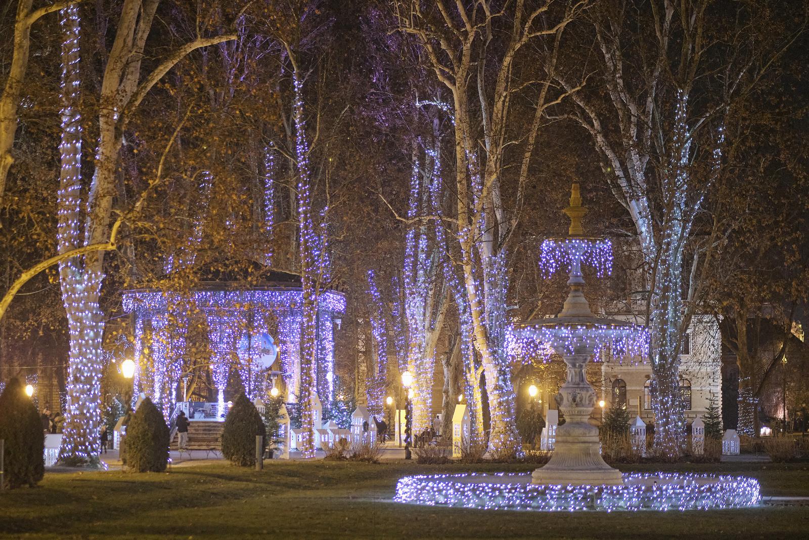 23.12.2021., Zagreb - Zadnji dan Adventa u Zagrebu prije Badnjaka. Park Zrinjevac. 
Photo: Tomislav Miletic/PIXSELL Photo: Tomislav Miletic/PIXSELL