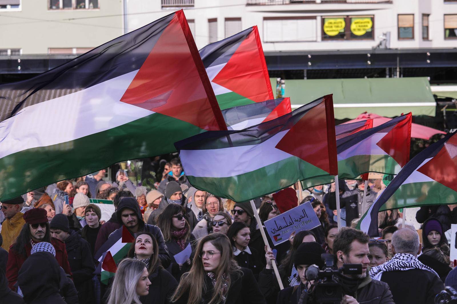 25.11.2023., Zagreb - Na Kvaternikovom trgu Inicijativa za slobodnu Palestinu organizirala je mirni skup pod nazivom Ne u nase ime - mir i sloboda Palestini. Povod je neprihvatljivo glasovanje Hrvatske protiv UN-ove rezolucije o prekidu vatre i neprekidnog genocida koji izraelski režim provodi u Gazi. Photo: Tomislav Miletic/PIXSELL