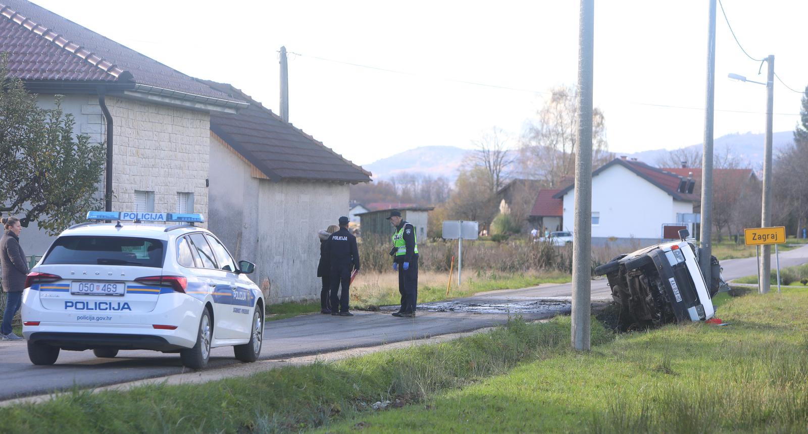 25.11.2023., Draganici - U proometnoj nesereci koja se dogodila oko 11.35 u mjestu Bencetici smrtno je stradala jedna osoba, a dvoje je ozlijedeno. U nesreci je sudjelovalo kombi vozilo karlovackih registarskih oznaka koje je slijetjelo sa kolnika i udarilo u stup. Policijski ocevid na mjestu nesrece. Photo: Kristina Stedul Fabac/PIXSELL