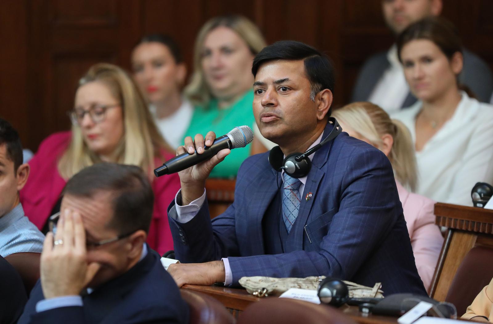 26.9.2023., Zagreb - Konferencija HGK o zaposljavanju stranih radnika. Uvodne govore odrzao je predsjednik HGK Luka Burilovic. O trenutnoj situaciji, zakonskim okvirima, strateskim pravcima i smjernicama govorili su predsjednik Komore Zagreb i savjetnik predsjednika HGK Josip Zaher, drzavni tajnik u MUP-u Zarko Katic, drzavni tajnik u Ministarstvu rada, mirovinskog sustava, obitelji i socijalne politike Ivan Vidis i ravnatelj HZZ-a Ante Loncar. 

Medjunarodna iskustva iznijeli su indijski veleposlanik u Republici Hrvatskoj NJ. E. Raj Kumar Srivastava i pomocnik tajnika u Filipinskom uredu za radnike migrante (Department of Migrant Workers) iz Manile Levinson C. Alcantara.

  Photo: Jurica Galoic/PIXSELL