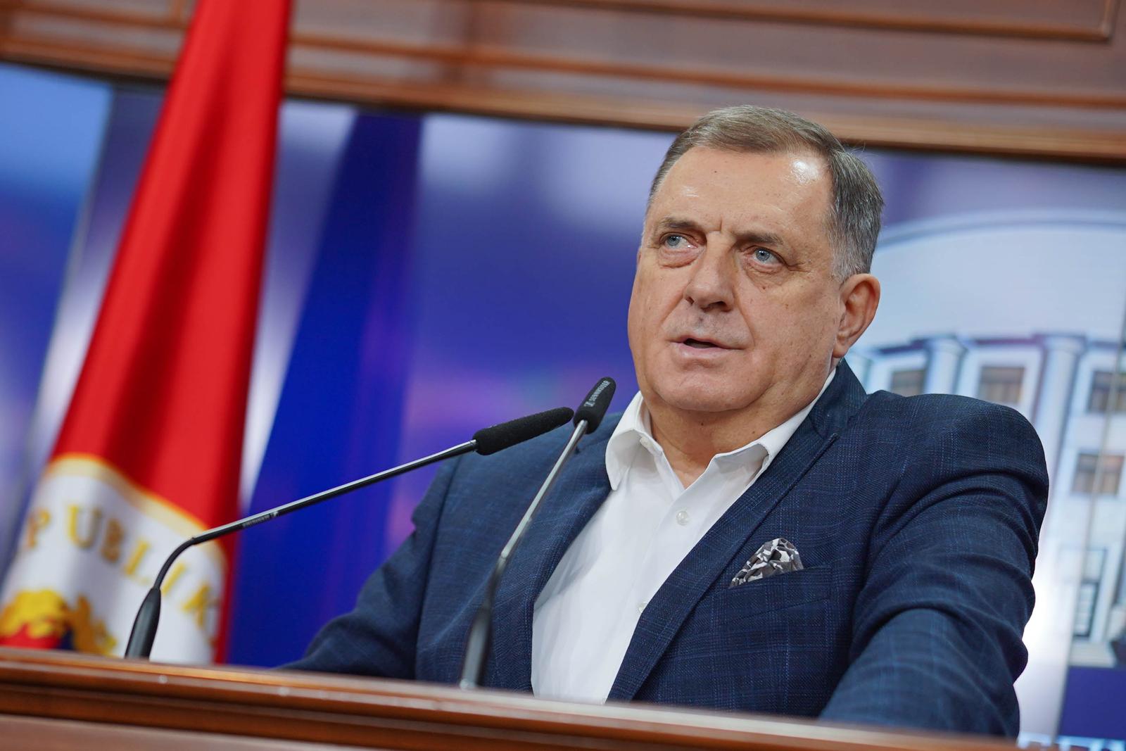 29.11.2023., Palata Republike, Banja Luka (BiH) – Predsjednik RS Milorad Dodik odrzao pres konferenciju na kojoj je govorio o ministru obrane BiH Zukanu Helezu, postojanju paradzemata u BiH, predstojecem putu u Moskvu, kao i ocjeni Ustavnog suda RS da entitetski Ustav ne predvidja intervenciju visokog predstavnika u BiH. Photo: Dejan Rakita/PIXSELL