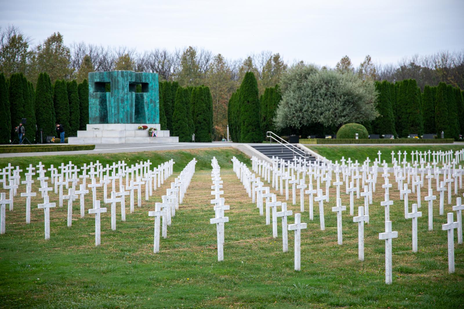 31.10.2023., Vukovar - Uoci svetkovine Svih svetih i Dusnog dana izaslanstvo Grada Vukovara predvodeno gradonacelnikom Ivanom Penavom odalo je pocast svim poginulim braniteljima i civilima u Domovinskom ratu.  Photo: Borna jaksic/PIXSELL