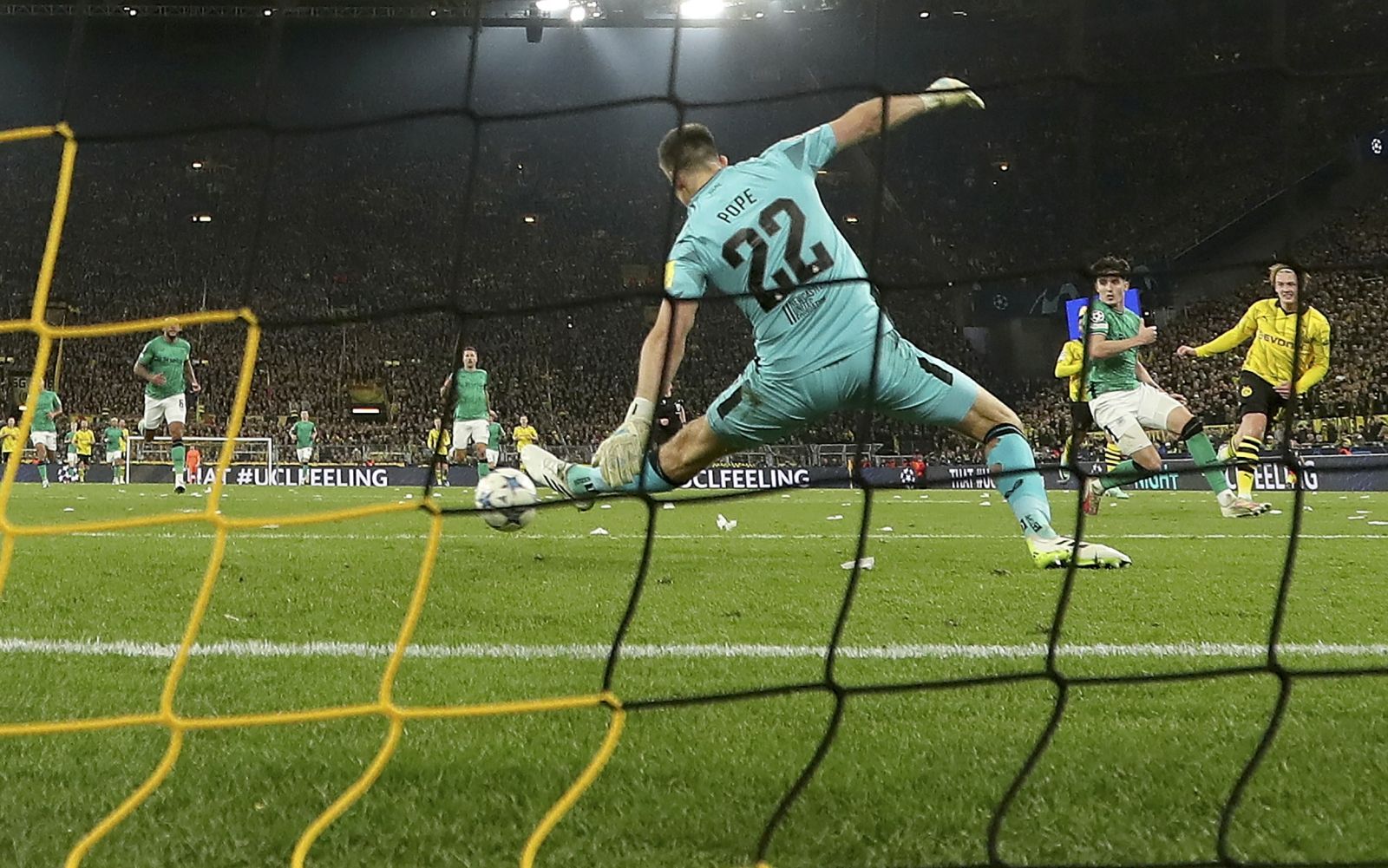 epa10963208 Dortmund's Julian Brandt (R) scores the 2-0 lead during the UEFA Champions League group F soccer match between Borussia Dortmund and Newcastle United in Dortmund, Germany, 07 November 2023.  EPA/FRIEDEMANN VOGEL