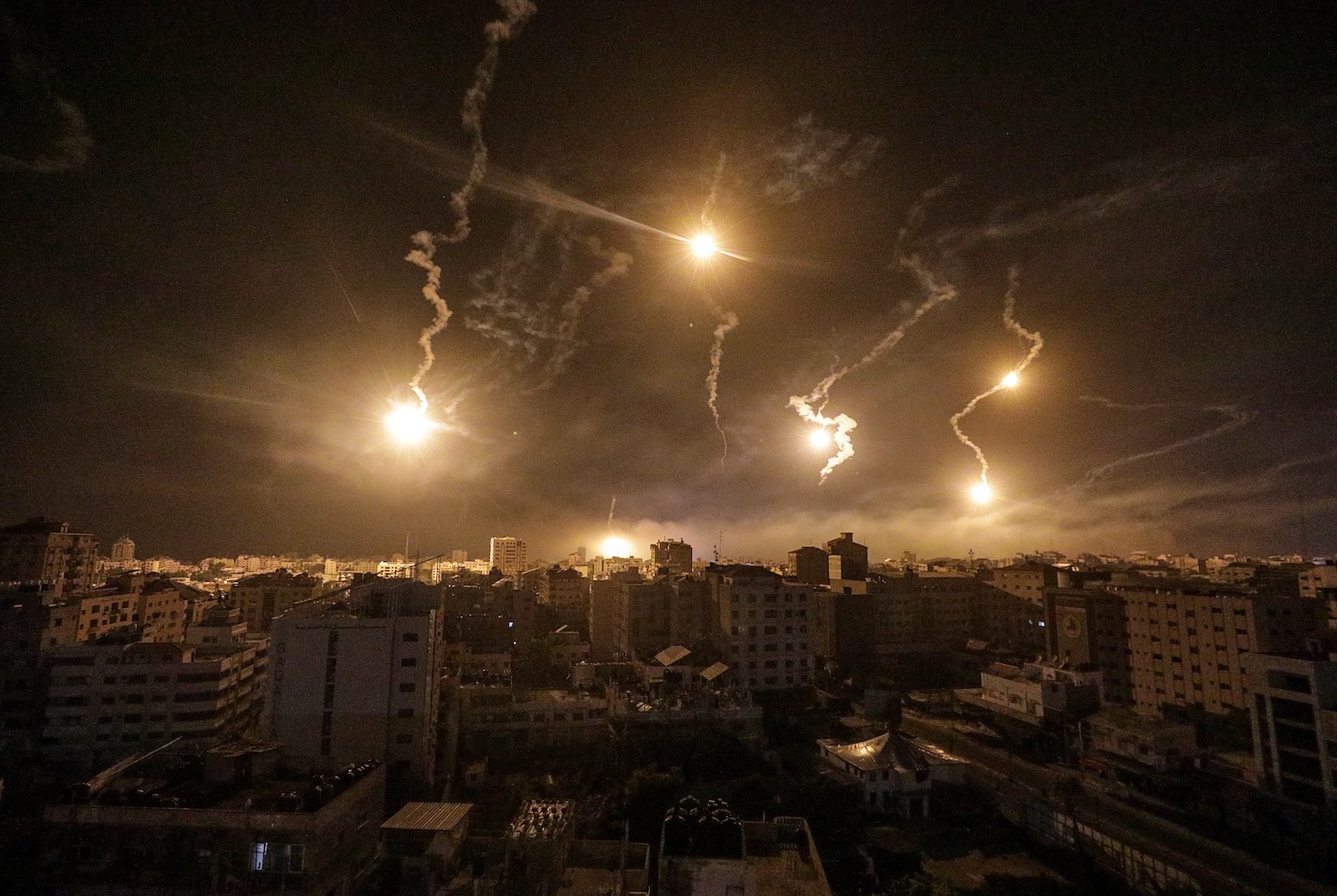 epa11000690 epa10962788 Israeli army flares illuminate the sky over west Gaza in the northern Gaza Strip, on 06 November 2023. (Issued 07 November 2023). 07 November 2023, marks one month since Hamas militants launched an attack against Israel from the Gaza Strip, which was followed by Israeli operations in Gaza and the West Bank. More than 10,000 Palestinians and at least 1,400 Israelis have been killed and more than 200 others were taken hostage by Hamas militants, according to the Palestinian health authority and  the Israel Defense Forces (IDF).  EPA/MOHAMMED SABER  ATTENTION: This Image is part of a PHOTO SET  EPA-EFE/MOHAMMED SABER  ATTENTION: This Image is part of a PHOTO SET