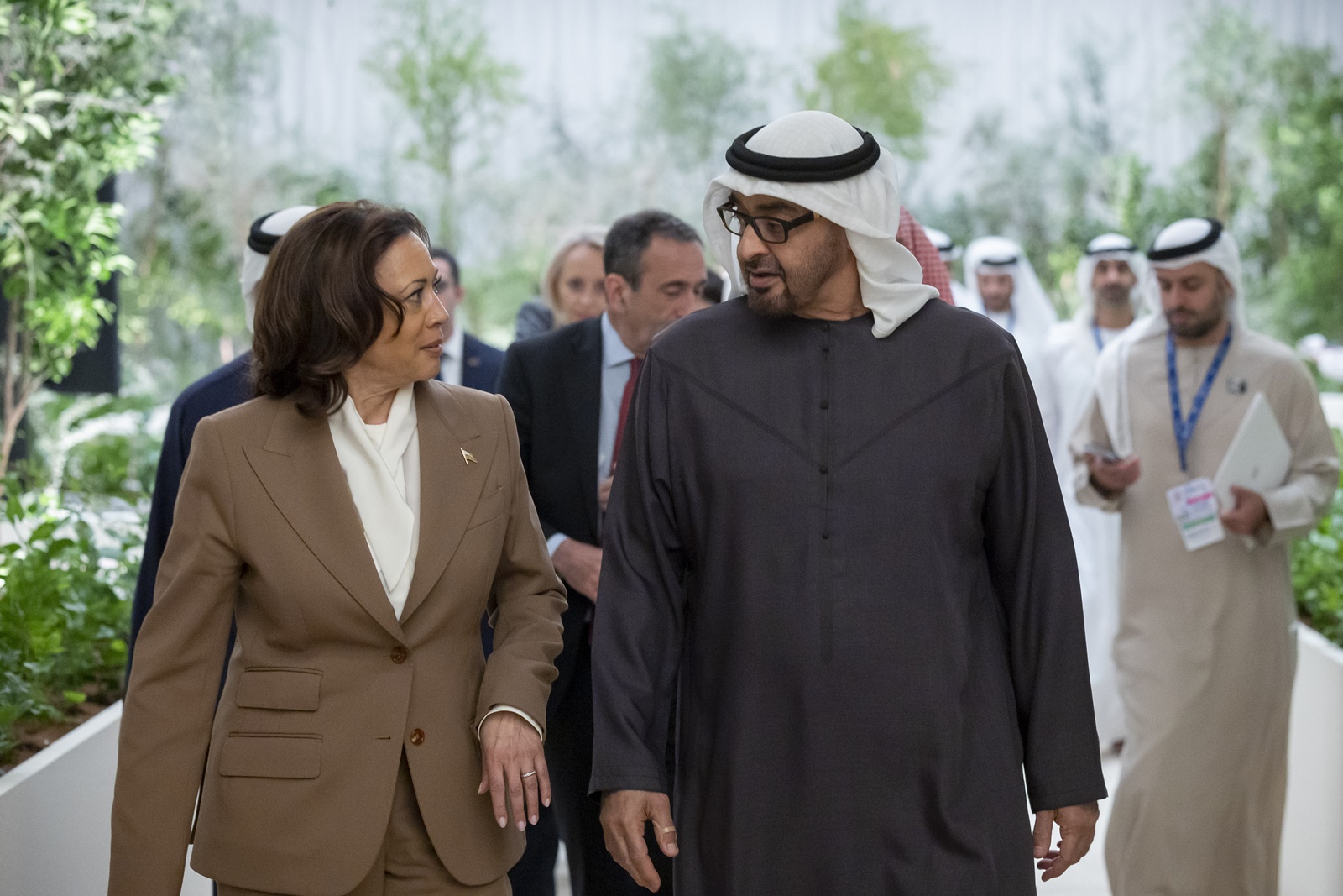 epa11007927 A handout photo made available by the UAE Presidential Court shows President of the United Arab Emirates and Ruler of Abu Dhabi Sheikh Mohamed bin Zayed Al Nahyan (R) meets with US Vice President Kamala Harris (L) during the UN Climate Change Conference COP28, in Dubai, United Arab Emirates, 02 December 2023. The 2023 United Nations Climate Change Conference (COP28), runs from 30 November to 12 December, and is expected to host one of the largest number of participants in the annual global climate conference as over 70,000 estimated attendees, including the member states of the UN Framework Convention on Climate Change (UNFCCC), business leaders, young people, climate scientists, Indigenous Peoples and other relevant stakeholders will attend.  EPA/RYAN CARTER / UAE PRESIDENTIAL COURT / HANDOUT "هذه الصورة الرسمية الصادرة عن ديوان الرئاسة متاحة للنشر فقط من قبل المؤسسات الإخبارية و / أو للاستعمال الشخصي المرتبط بموضوع أو مواضيع الصورة. ولا يجوز التلاعب بالصورة بأيّ شكل كان، كما يمنع استخدامها في مواد تجارية أو سياسية أو إعلانات أو رسائل بريد إلكتروني أو منتجات أو مواد ترويجية بصورة قد توحي بموافقة أو بمصادقة صاحب السمو الشيخ محمد بن زايد آل نهيان رئيس دولة الإمارات العربية المتحدة، أو حكومة أبوظبي أو حكومة الإمارات العربية المتحدة أو أي جهة أخرى موجودة في الصورة". 

"This official UAE Presidential Court photograph is being made available only for publication by news organizations and/or for pe HANDOUT EDITORIAL USE ONLY/NO SALES HANDOUT EDITORIAL USE ONLY/NO SALES