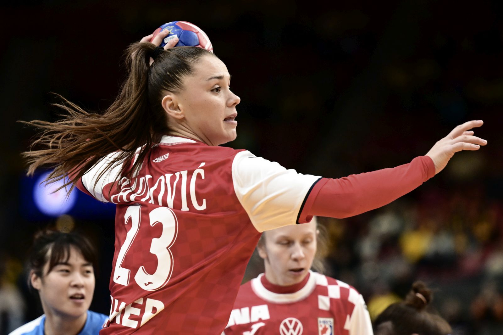 epa11009180 Croatia's Katarina Pavlovic in action during IHF Women's World Championship preliminary round handball match between Croatia and China, in Gothenburg, Sweden, 03 December 2023.  EPA/Bjorn Larsson Rosvall SWEDEN OUT