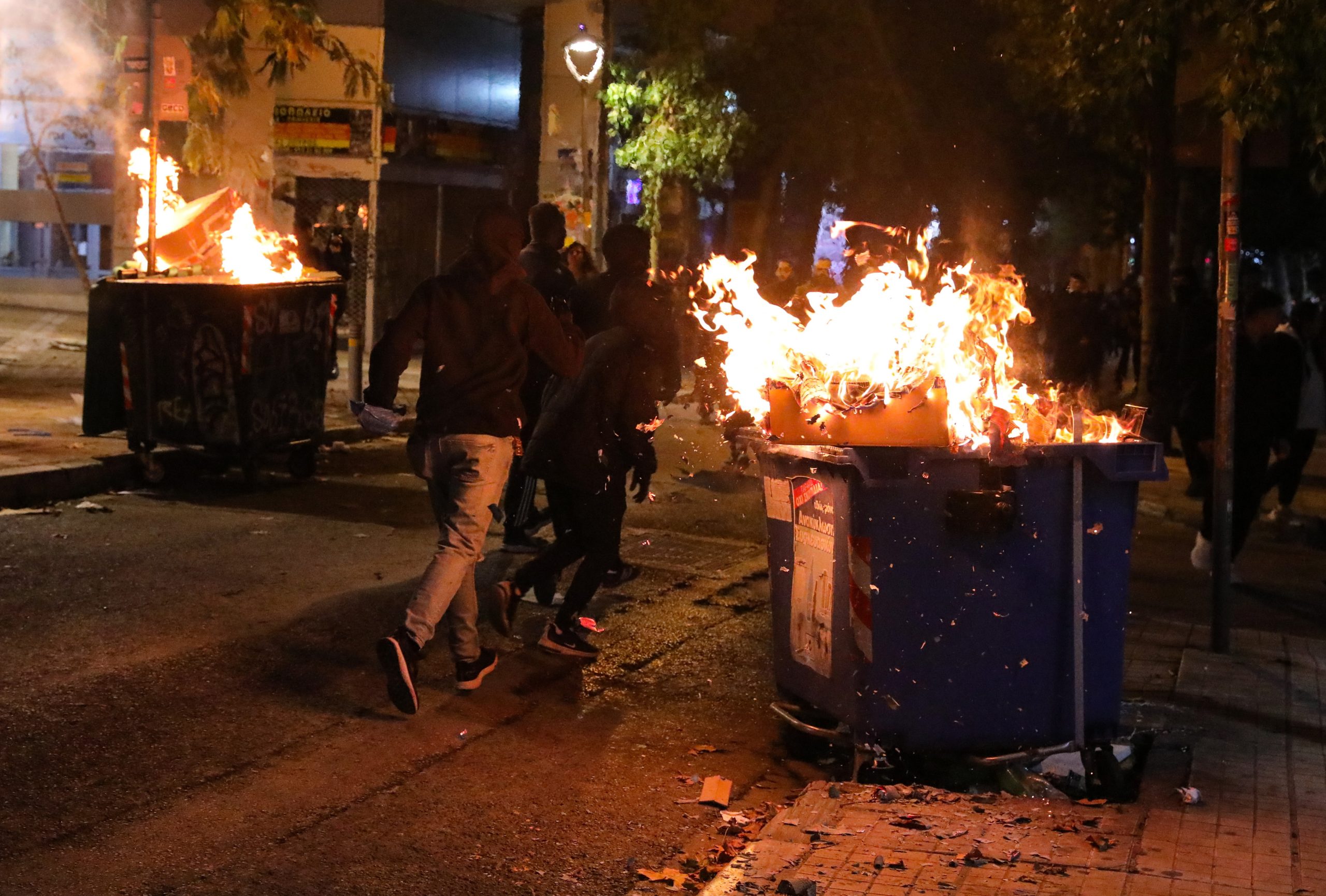 epa11014644 Protesters run after a rally marking the 15th anniversary of the killing of teenager Alexandros Grigoropoulos, in Athens, Greece, 06 December 2023. Grigoropoulos, a 15-year-old student, was killed on 06 December 2008 in an apparent police shooting in the center of Athens, which sparked riots in the Greek capital.  EPA/GEORGE VITSARAS