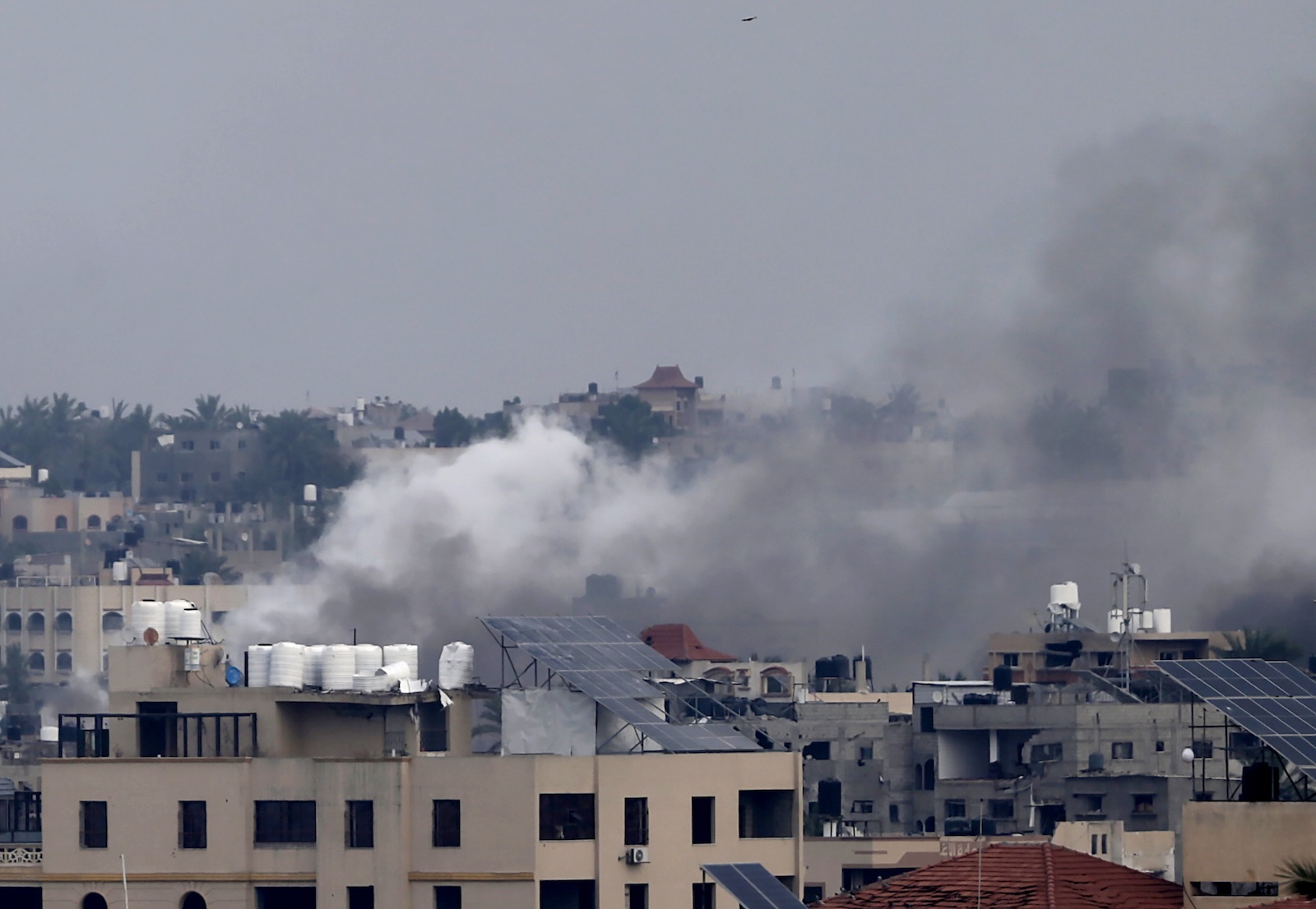 epa11034938 Smoke rises during an Israeli operation in Khan Younis town, southern Gaza Strip on 17 December 2023. More than 18,000 Palestinians and at least 1,200 Israelis have been killed, according to the Palestinian Health Ministry and the Israel Defense Forces (IDF), since Hamas militants launched an attack against Israel from the Gaza Strip on 07 October, and the Israeli operations in Gaza and the West Bank which followed it.  EPA/MOHAMMED SABER