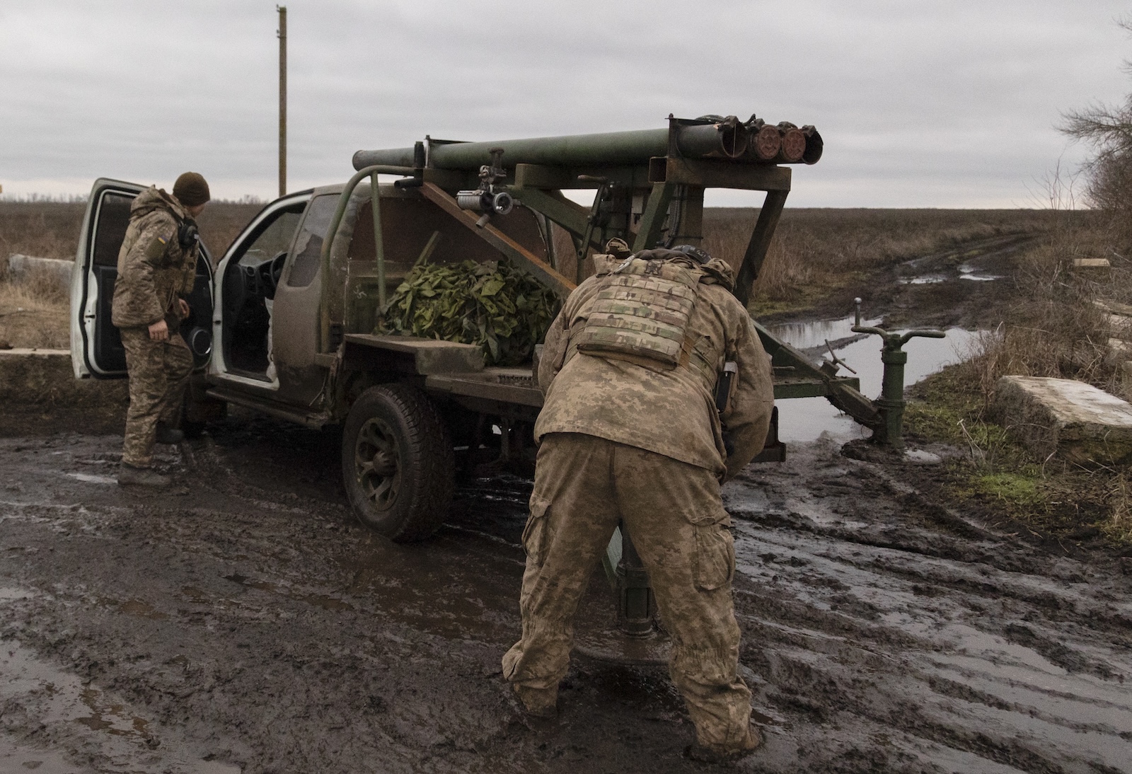 epa11038991 Ukrainian servicemen of 228 Separate Battalion of the 127th Separate Territorial Defence Brigade prepare to shoot from a self-made multiple rocket launcher on a frontline in the Donetsk area, Ukraine, 20 December 2023. Russian troops entered Ukrainian territory in February 2022, starting a conflict that has provoked destruction and a humanitarian crisis.  EPA/YAKIV LIASHENKO