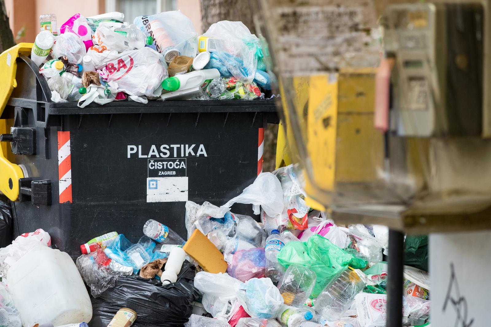 11.07.2018., Zagreb - Kontejner za plasticnu ambalazu zagrebacke Cistoce u Dobronicevoj ulici, u naselju Precko zatrpan je plasticnim otpadom. "nPhoto: Davor Puklavec/PIXSELL