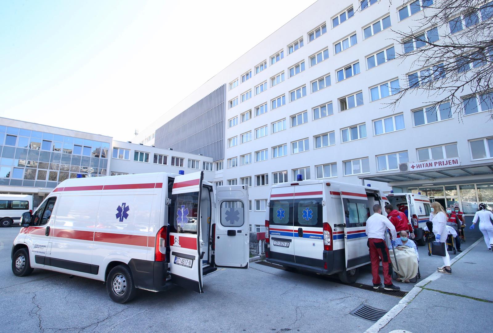 17.03.2020.,Split - Transport pacijenata iz bolnice Krizine prema bolnici Firule.rPhoto:Ivo Cagalj/PIXSELL