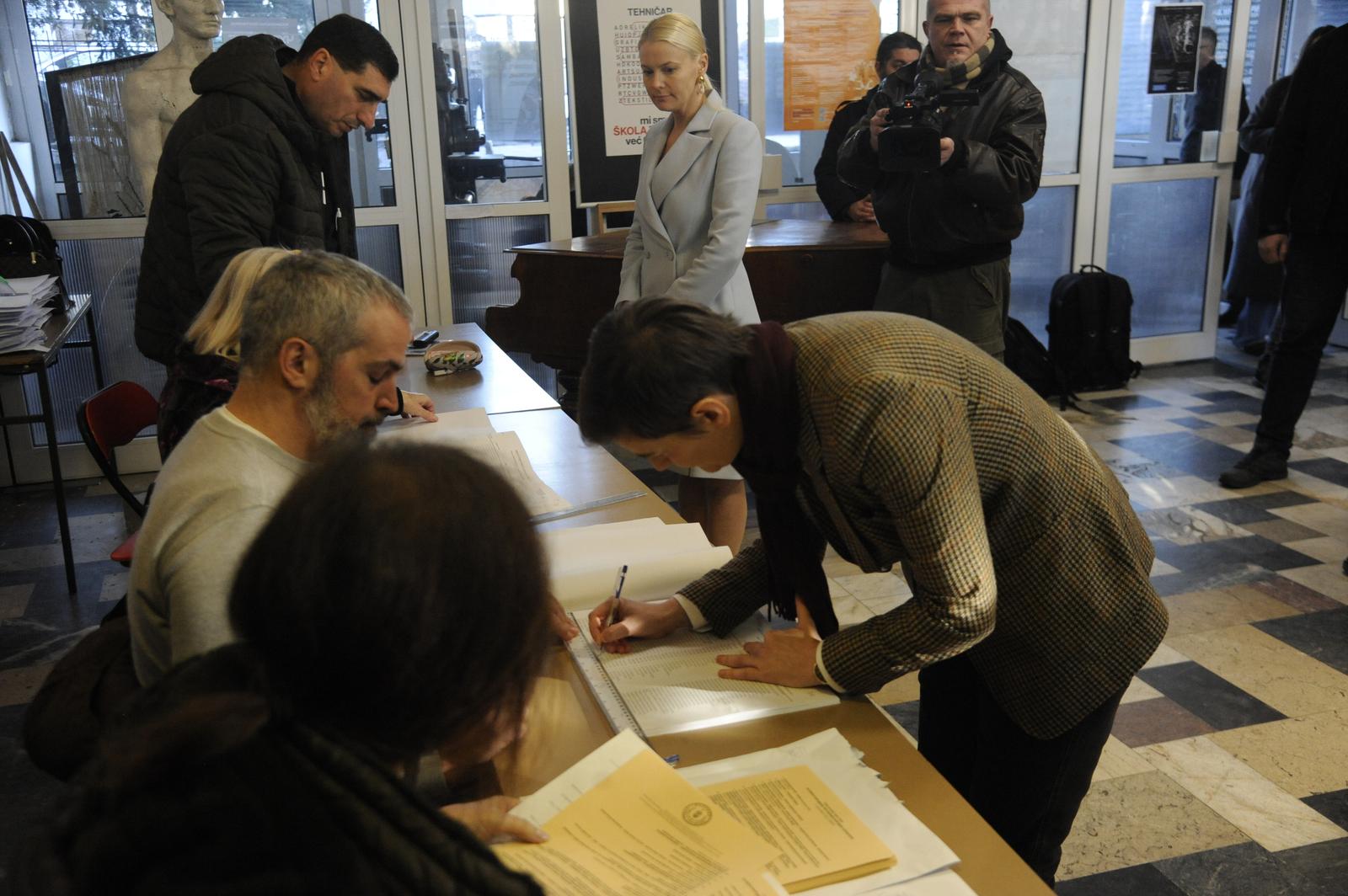 17, December, 2023, Belgrade - Vice President of the Main Board of the Serbian Progressive Party and Prime Minister of the Republic of Serbia Ana Brnabic voted at polling station number 34, in the School of Design. Ana Brnabic, Milica Djurdjic. Photo: M.A./ATAImages

17, decembar, 2023, Beograd - Potpredsednik Glavnog odbora Srpske napredne stranke i premijerka Republike Srbije Ana Brnabic glasala je na birackom mestu broj 34, u Skoli za dizajn. Photo: M.A./ATAImages Photo: M.M./ATA images/PIXSELL/PIXSELL