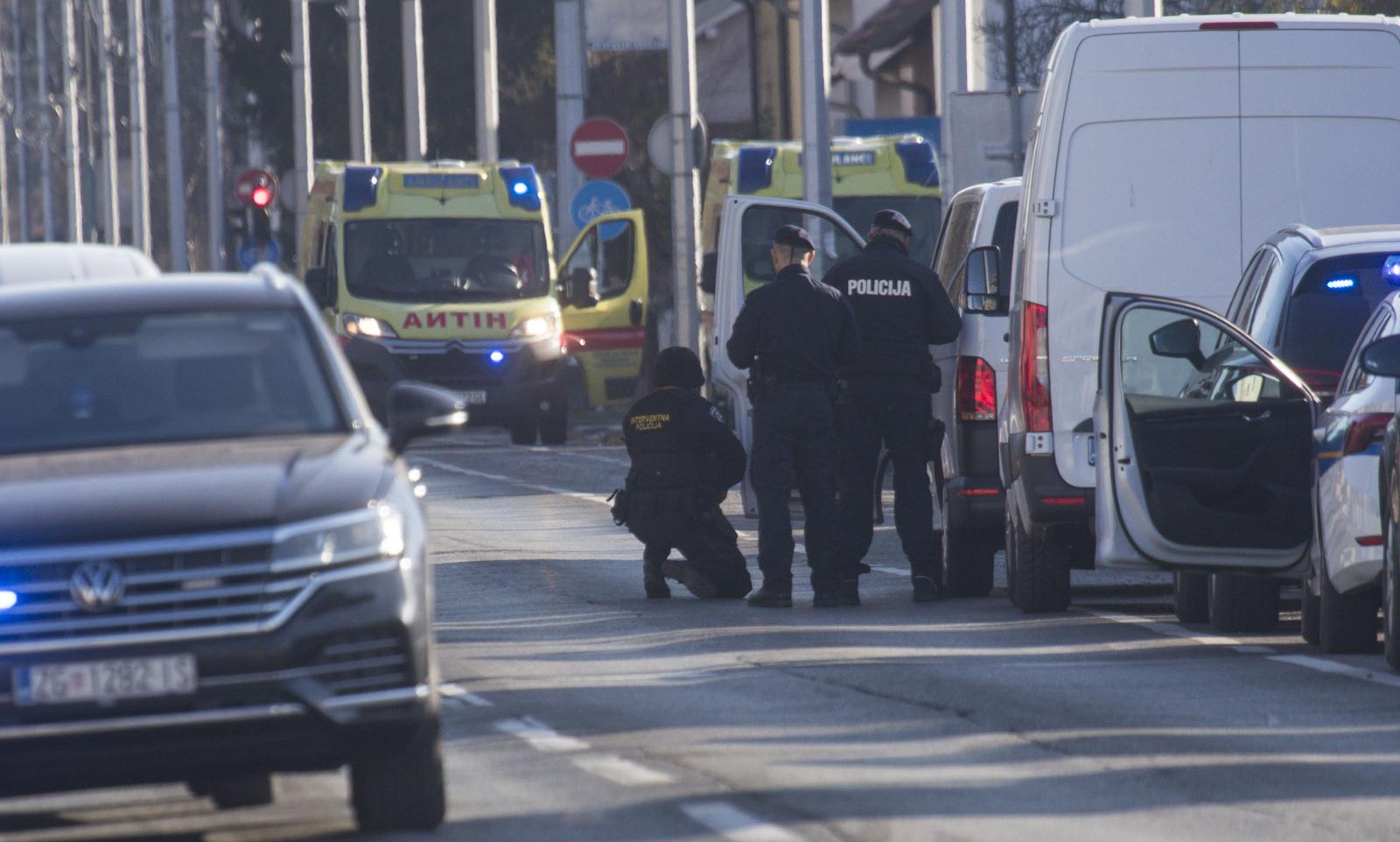 29.12.2023.,Velika Gorica - U Velikoj Gorici nesto iza 10 sati dogodio se strasan zlocin. Muskarac je puskom ubio zenu i pobjegao. Na terenu je velik broj policajaca i pripadnici ATJ Lucko koji ga traze. Photo: Zeljko Lukunic/PIXSELL