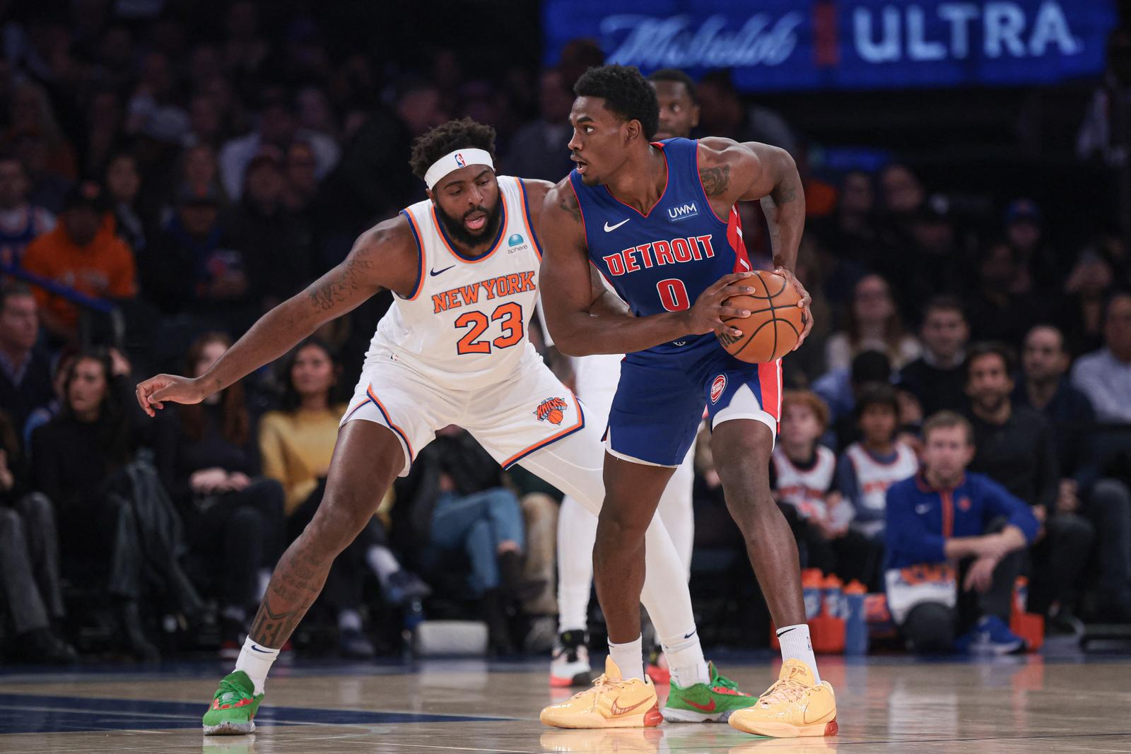 Nov 30, 2023; New York, New York, USA; New York Knicks guard Donte DiVincenzo (0) shields the ball from New York Knicks center Mitchell Robinson (23) during the first half at Madison Square Garden. Mandatory Credit: Vincent Carchietta-USA TODAY Sports Photo: Vincent Carchietta/REUTERS