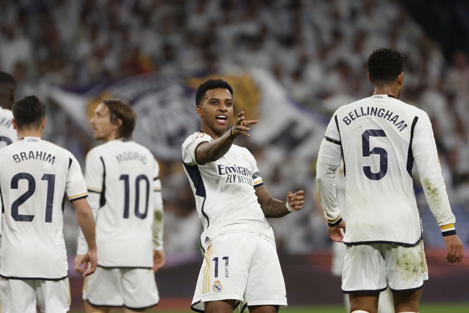 epa11035106 Real Madrid's striker Rodrygo Goes (C) celebrates after scoring the 2-0 goal during the Spanish LaLiga soccer match between Real Madrid and Villarreal CF, in Madrid, Spain, 17 December 2023.  EPA/Daniel Gonzalez