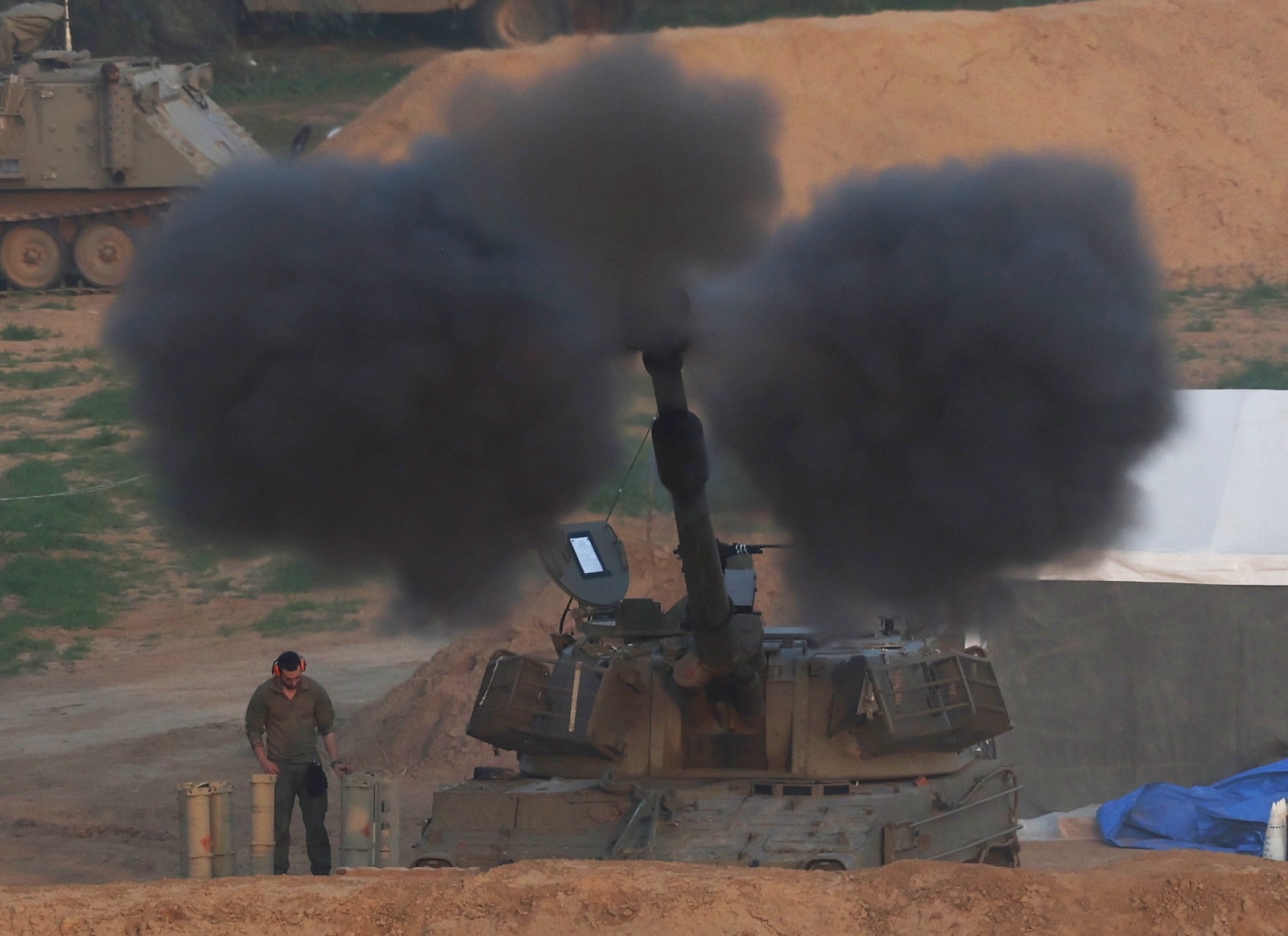 epa11045718 Israeli artillery units shelling toward targets in the southern part of the Gaza Strip, next to the Israel-Gaza border on 27 December 2023. More than 20,800 Palestinians and at least 1,300 Israelis have been killed, according to the Palestinian Health Ministry and the Israel Defense Forces (IDF), since Hamas militants launched an attack against Israel from the Gaza Strip on 07 October, and the Israeli operations in Gaza and the West Bank which followed it.  EPA/ATEF SAFADI