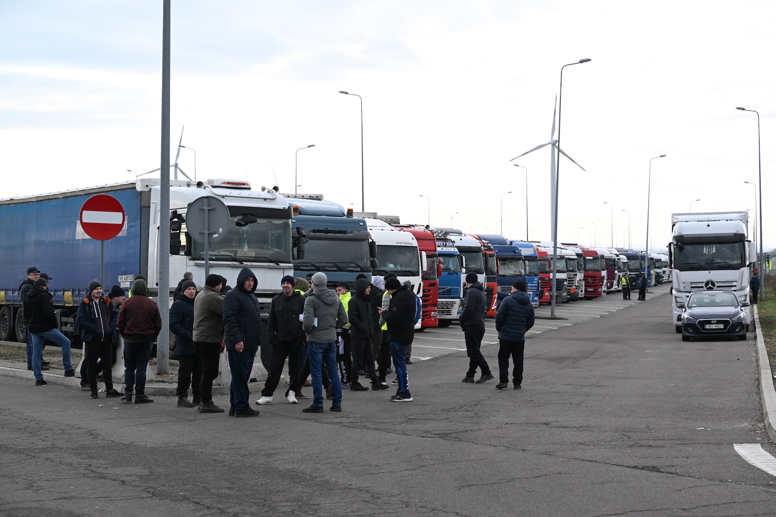 epa11047909 Trucks are parked at the Polish-Ukrainian border in Korczowa village, south-eastern Poland, 29 December 2023. There are still long queues at the border crossings in south-eastern Poland for trucks trying to enter Ukraine as the protests of Polish truckers continue. The queues are the result of a blockade by Polish lorry drivers at the three border crossings launched in protest over what they see as unfair competition from Ukrainian road haulage firms.  EPA/DAREK DELMANOWICZ POLAND OUT