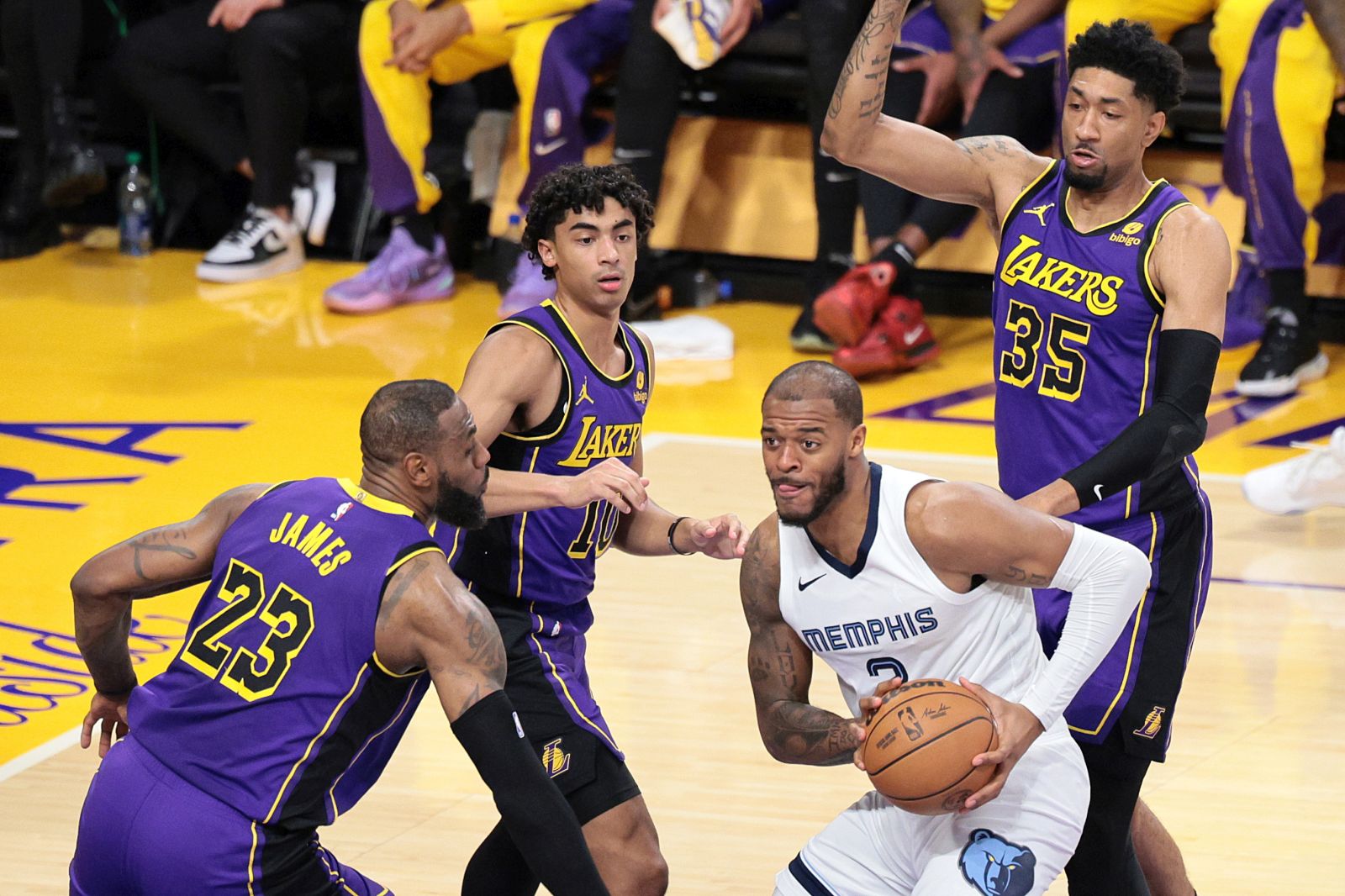 epa11060008 Memphis Grizzlies forward Xavier Tillman Sr. (C) looks to pass the ball against Los Angeles Lakers forward LeBron James (L) during the first half of the NBA basketball game between the Memphis Grizzlies and Los Angeles Lakers in Los Angeles, California, USA, 05 January 2024.  EPA/ALLISON DINNER SHUTTERSTOCK OUT