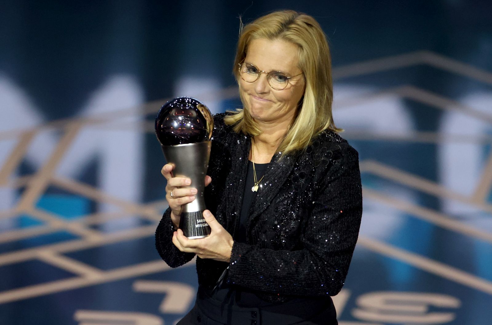 epa11080003 England team manager Sarina Wiegman wins The Best FIFA Women's Coach award at The Best FIFA Football Awards 2023 in London, Britain, 15 January 2024.  EPA/NEIL HALL