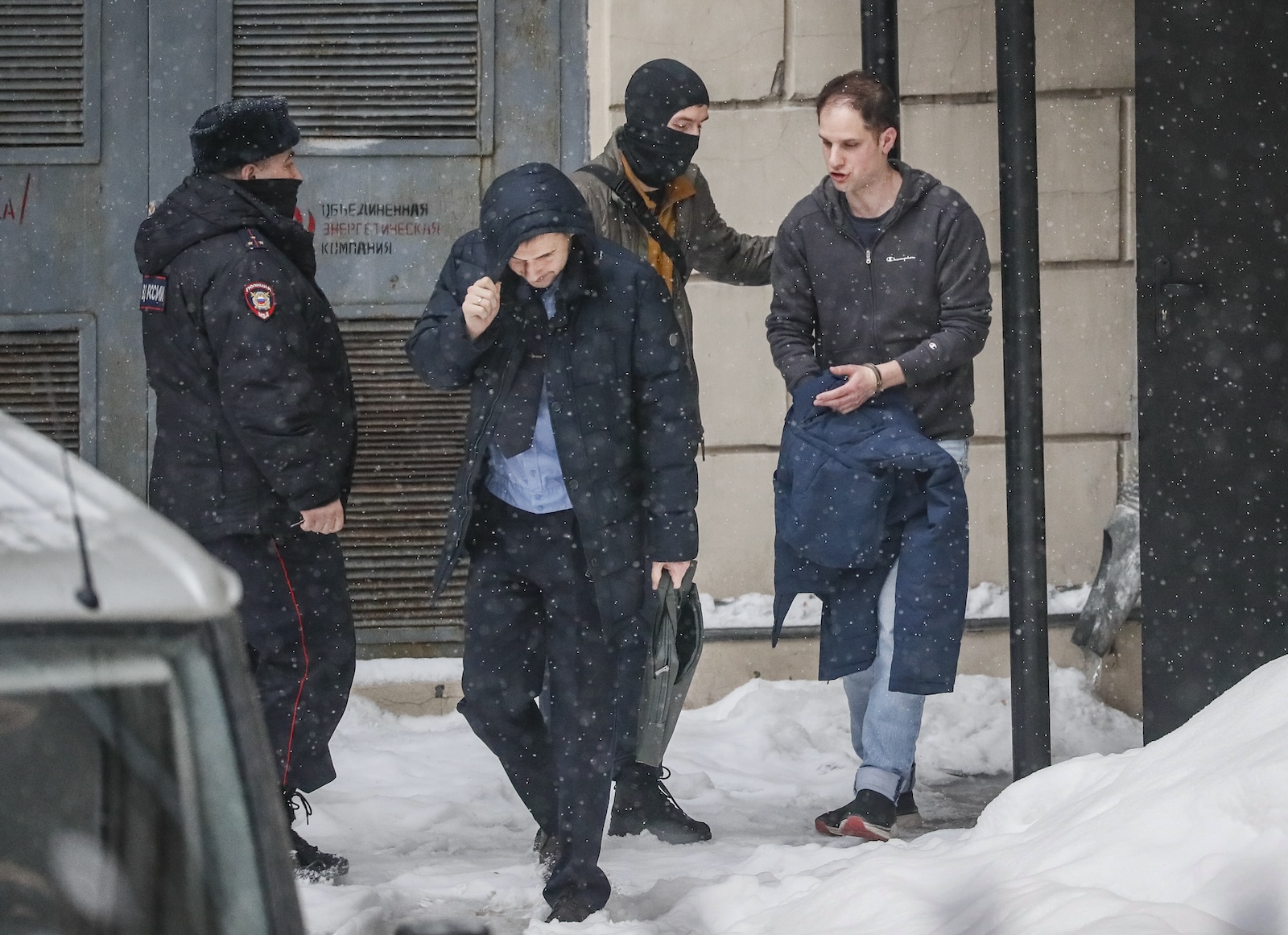 epa11105061 US journalist Evan Gershkovich (R) is escorted from the Lefortovsky Court building in Moscow, Russia, 26 January 2024. A Moscow court will decide on January 26 whether to extend the pre-trial detention of detained Wall Street Journal reporter Evan Gershkovich, who was detained last March on spying charges during a reporting trip to the Urals.  EPA/YURI KOCHETKOV