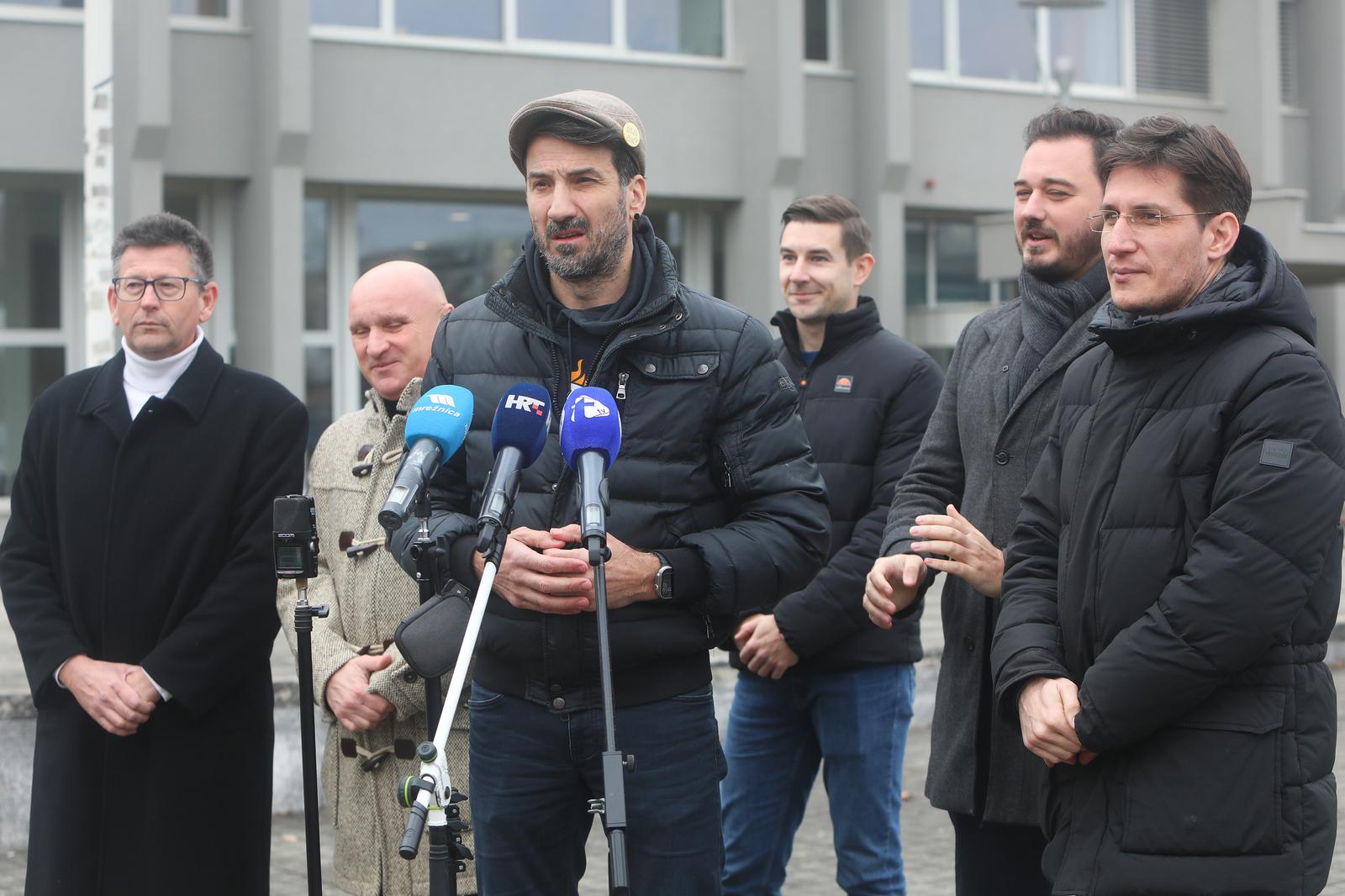 10.01.2024., Karlovac - Saborski zastupnici Mosta Marin Miletic i Zvonimir Troskot, zastupnik Hrvatskih suverenista Marko Milanovic Litre te potpredsjednik karlovackoga Gradskog vijeca Alenko Ribic i nacelnik  opcine Vojnic Nebojsa Andric odrzali su konferenciju za novinare o migrantima. Photo: Kristina Stedul Fabac/PIXSELL